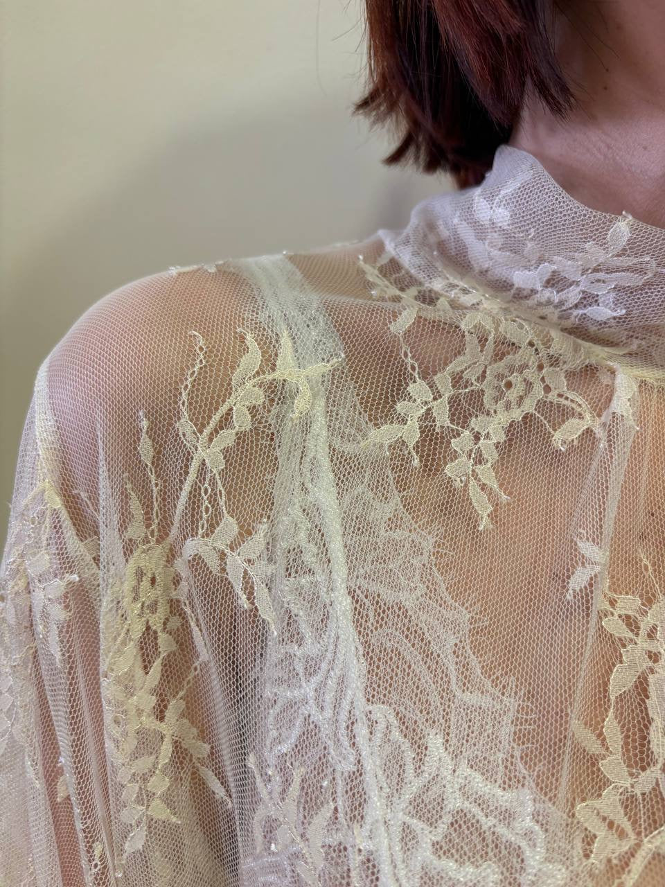 VICOLO - Camicia in pizzo burro morbida con colletto a cratere