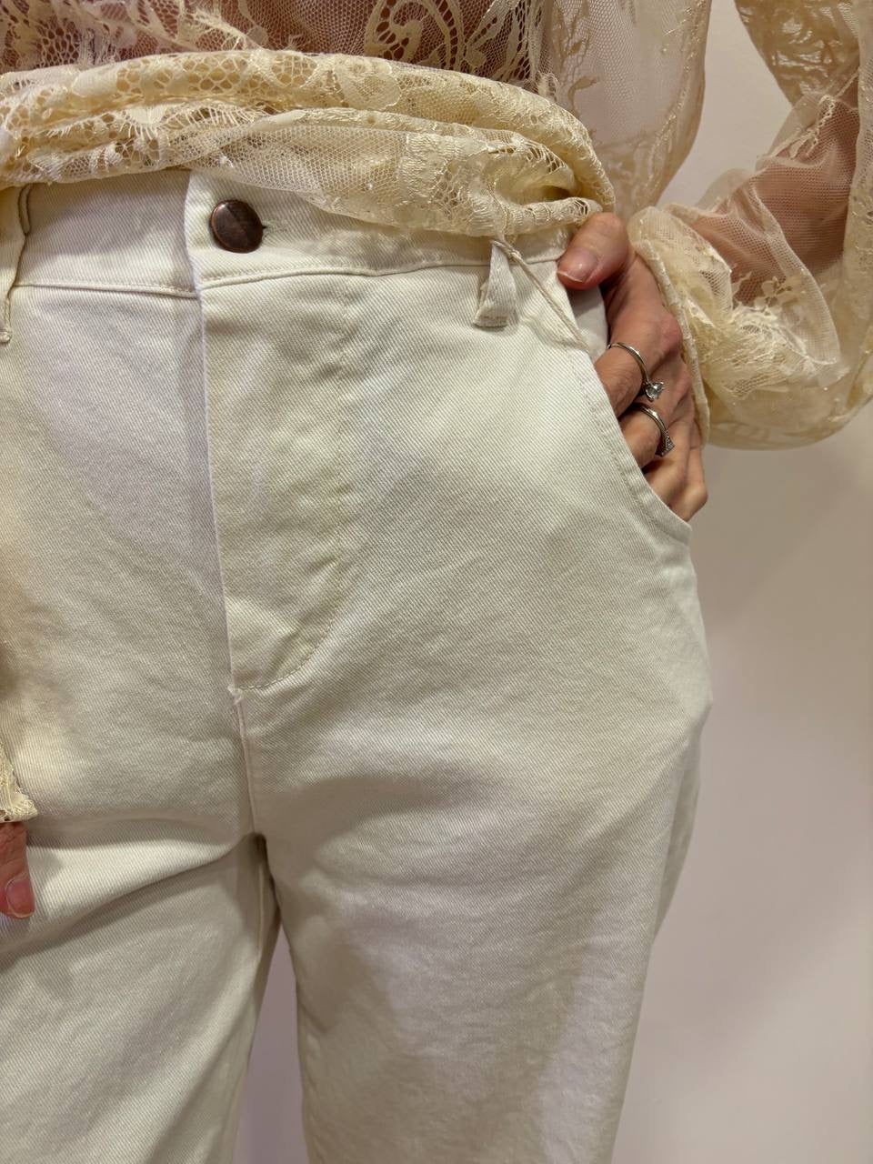 Pantalone barrel fit color burro con elastico