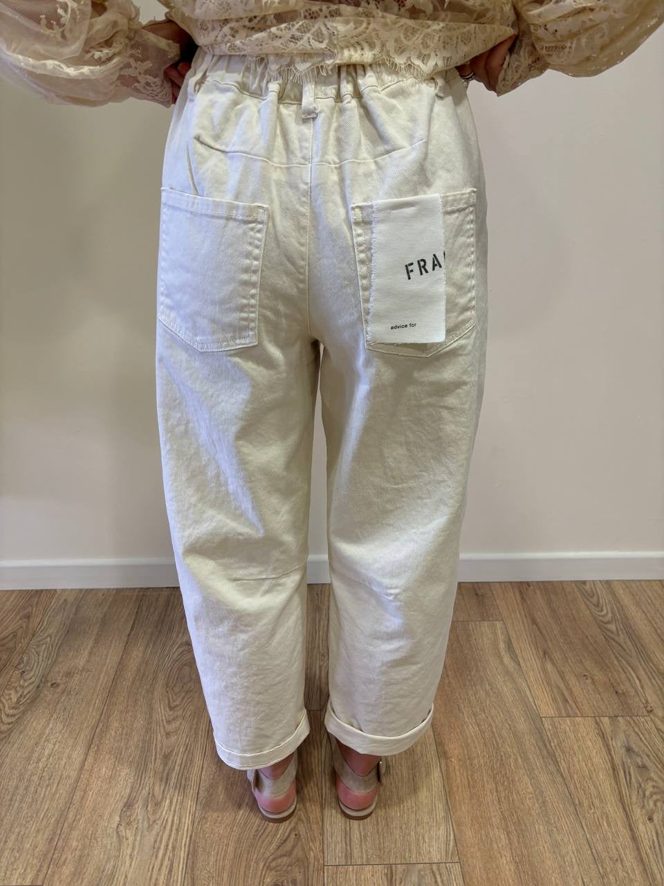 Pantalone barrel fit color burro con elastico