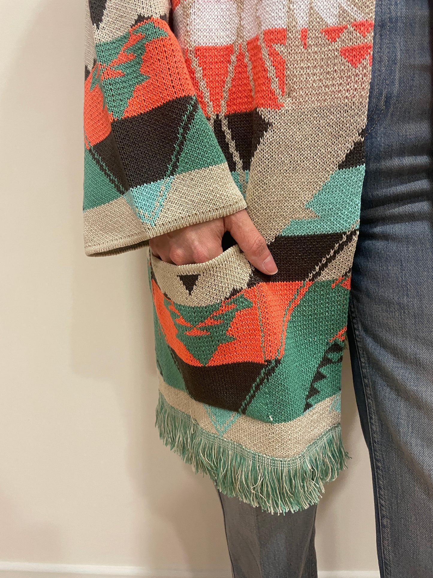 VICOLO - Cardigan in fantasia aperto con frange color bottiglia e arancio