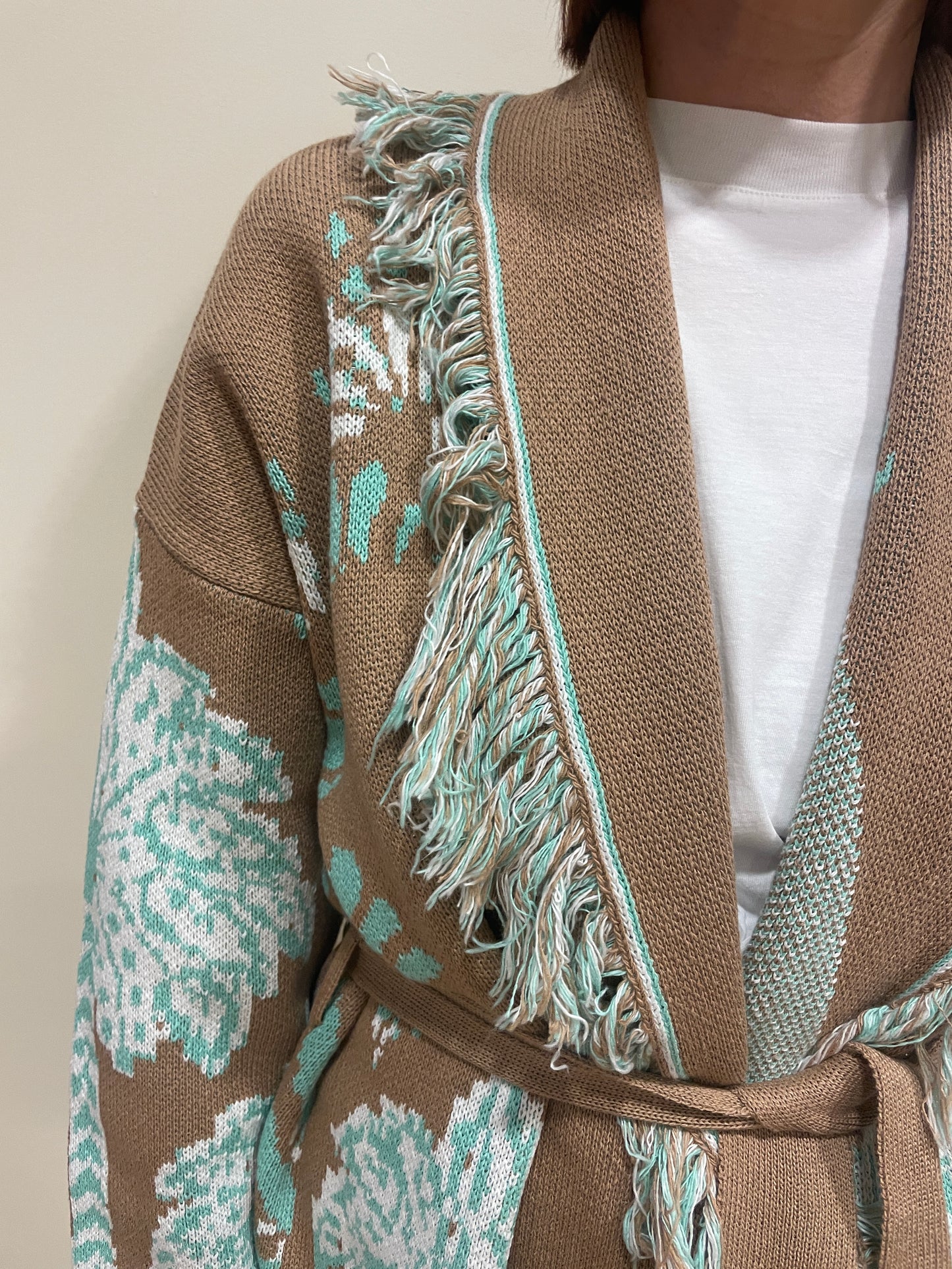 VICOLO - Cardigan in fantasia con cintura e frange cammello e turchese
