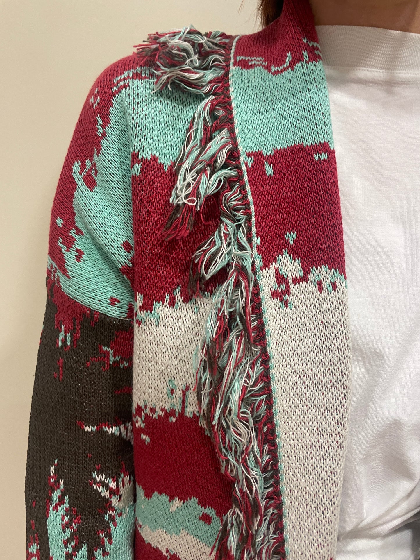 VICOLO - Cardigan in fantasia con cintura e frange rosso e turchese