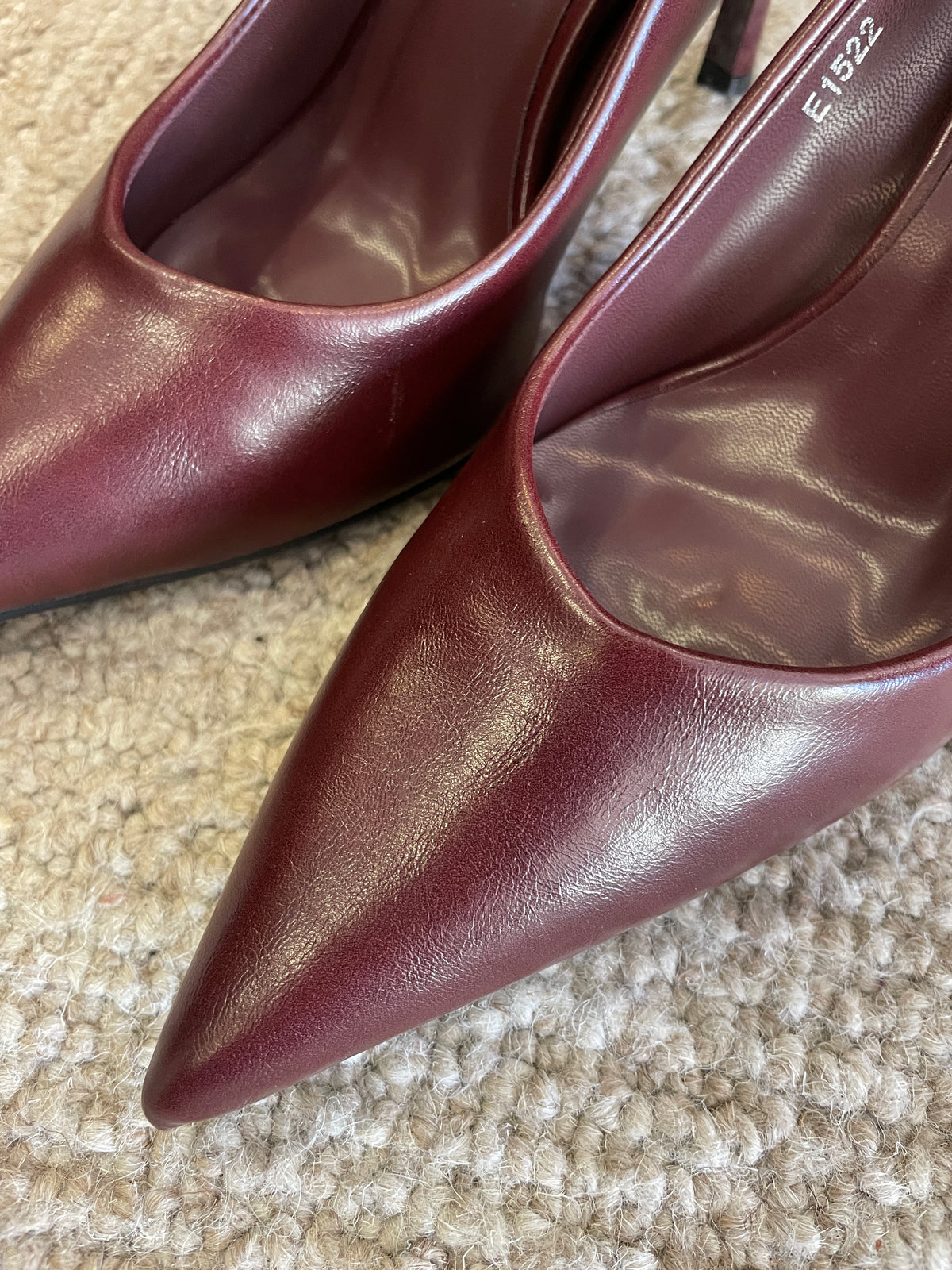 Decolleté in ecopelle color bordeaux