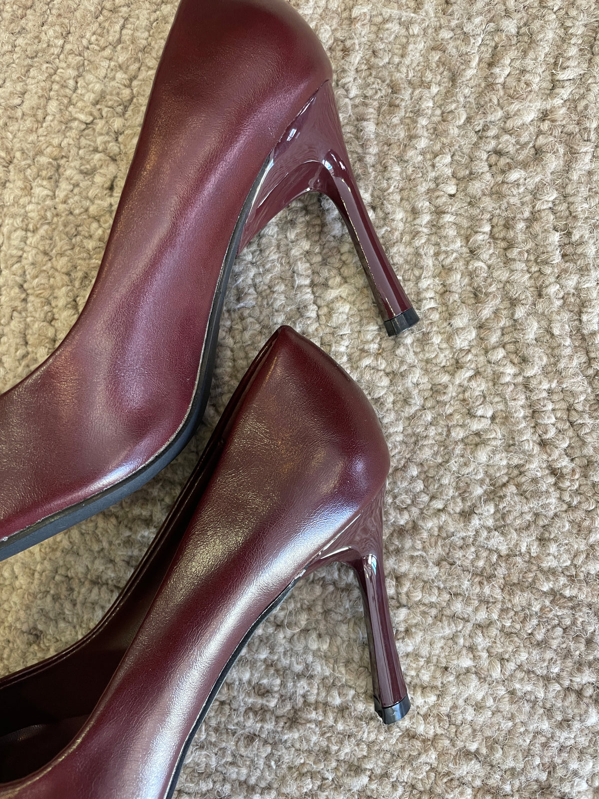 Decolleté in ecopelle color bordeaux