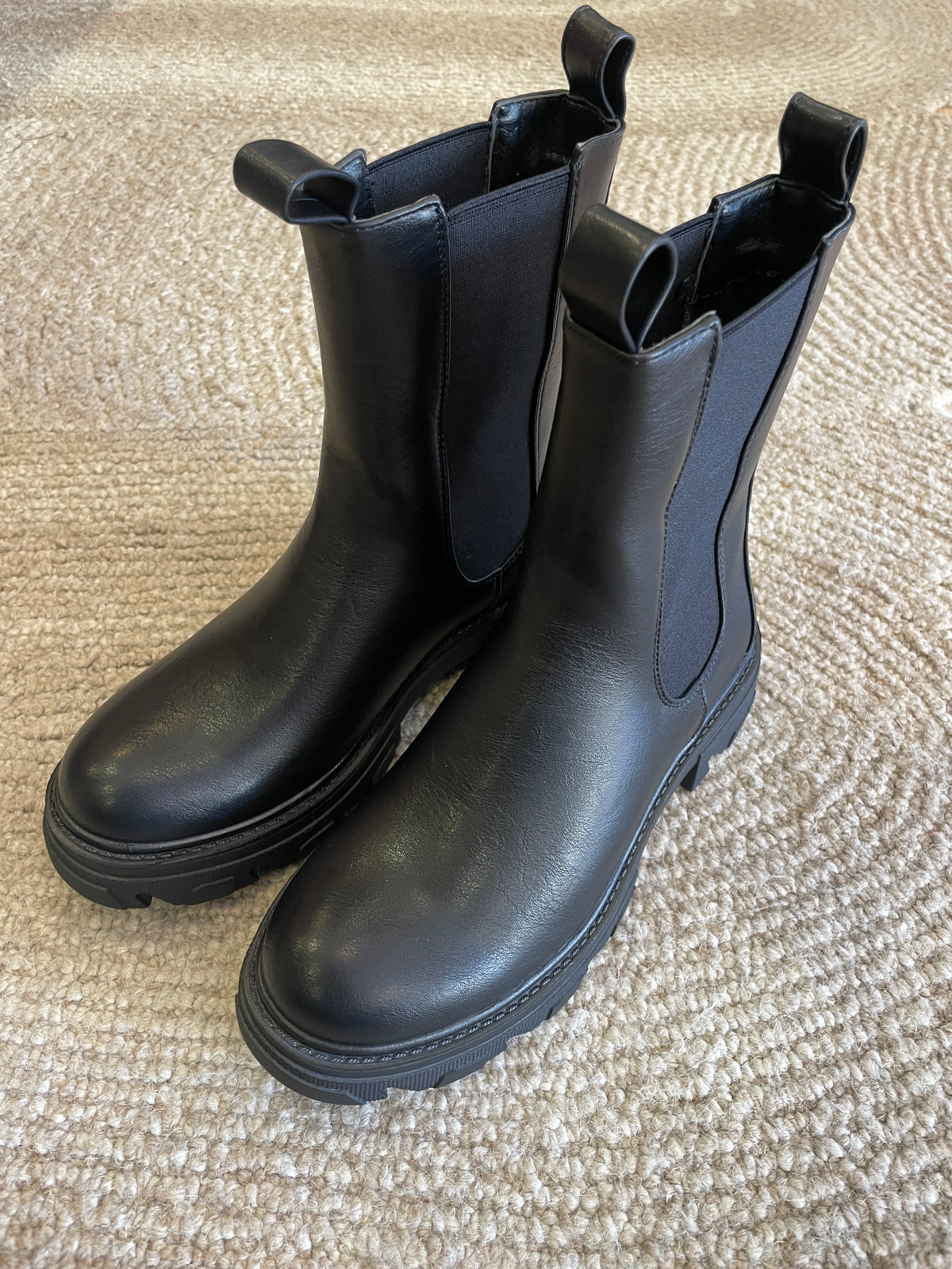 Anfibi in ecopelle con elastico color nero