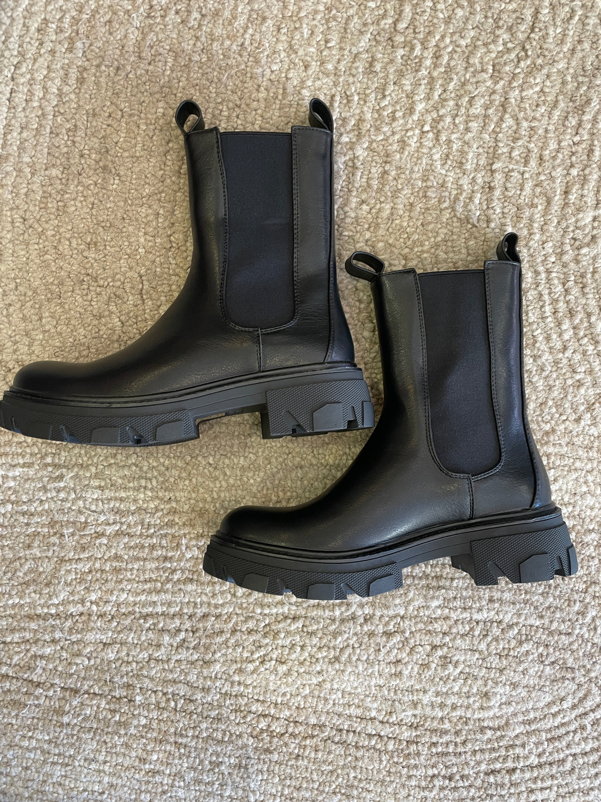 Anfibi in ecopelle con elastico color nero