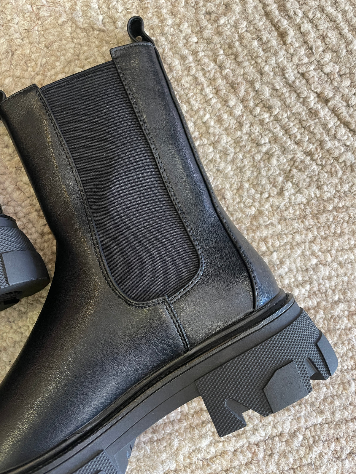 Anfibi in ecopelle con elastico color nero