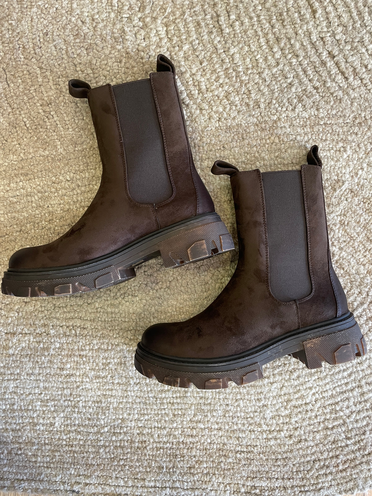 Anfibi in camoscio con elastico color moro