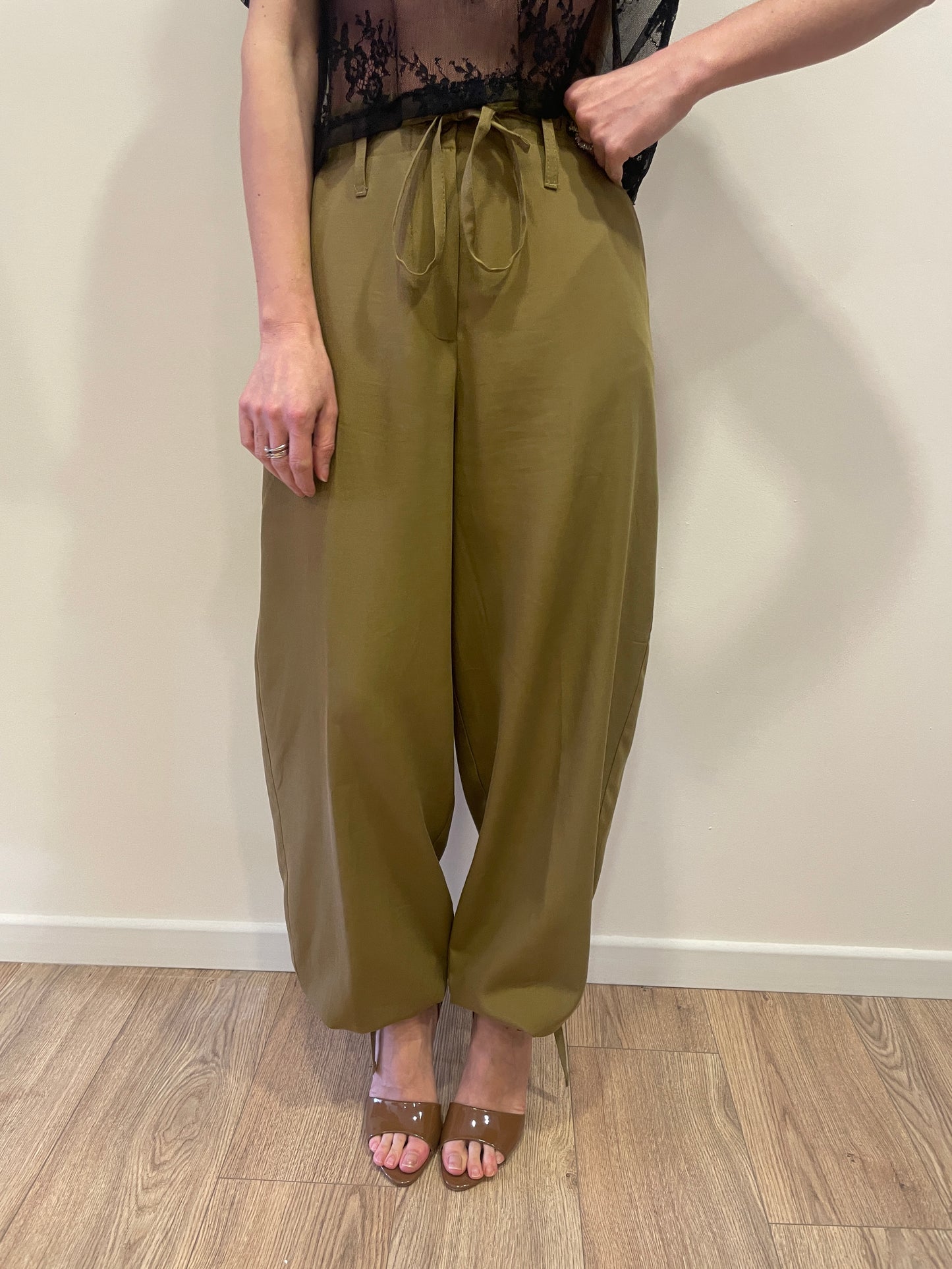 KAOS - Pantalone verde olio con dettaglio doppia coulisse