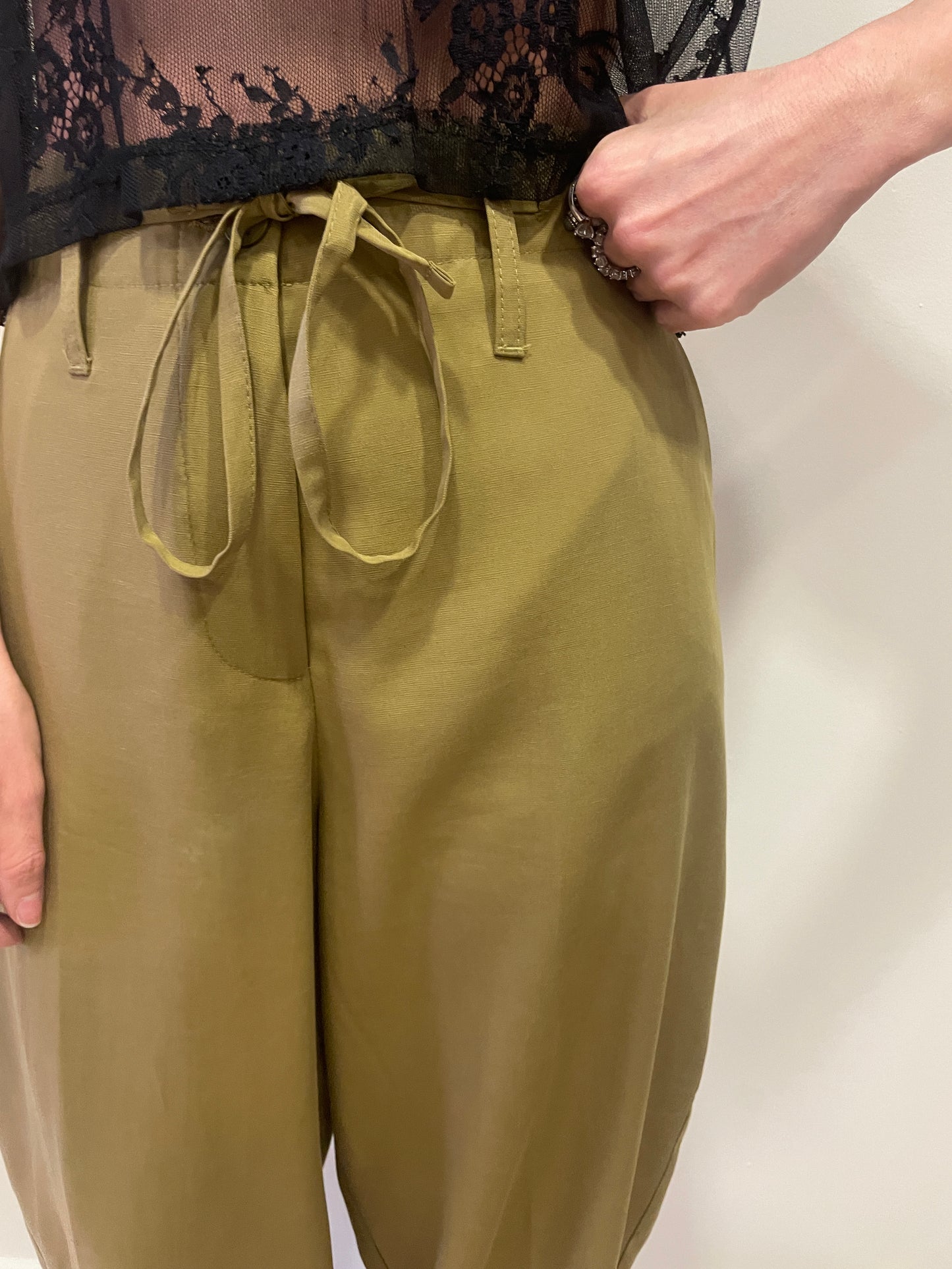 KAOS - Pantalone verde olio con dettaglio doppia coulisse