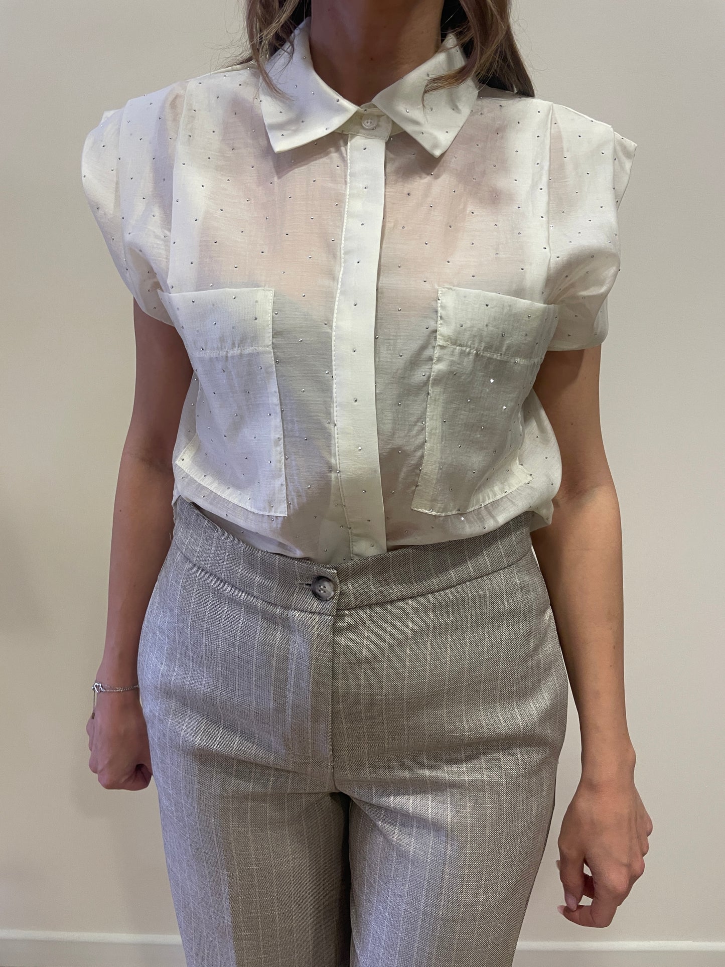 KAOS - Camicia smanicata burro con applicazioni di strass argentati