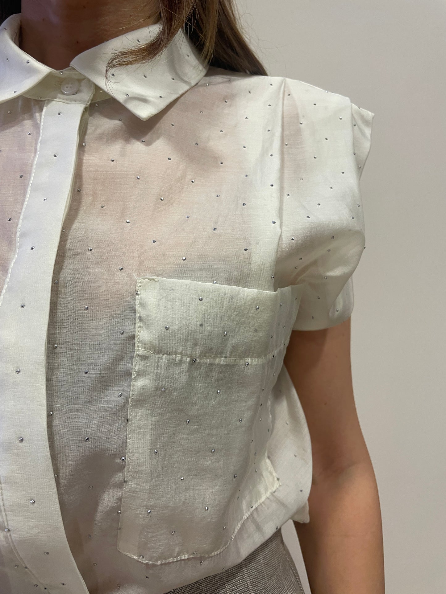 KAOS - Camicia smanicata burro con applicazioni di strass argentati