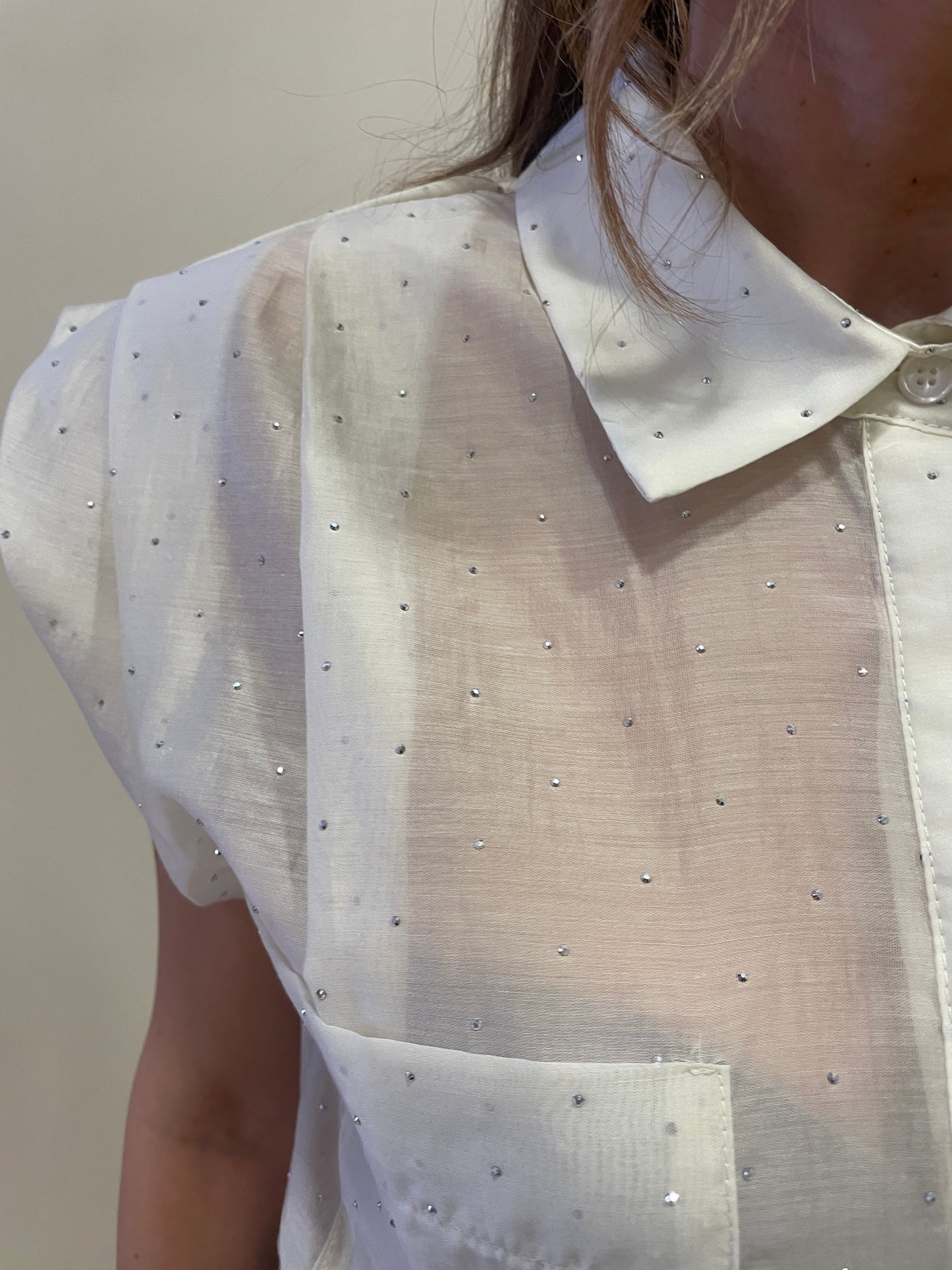 KAOS - Camicia smanicata burro con applicazioni di strass argentati