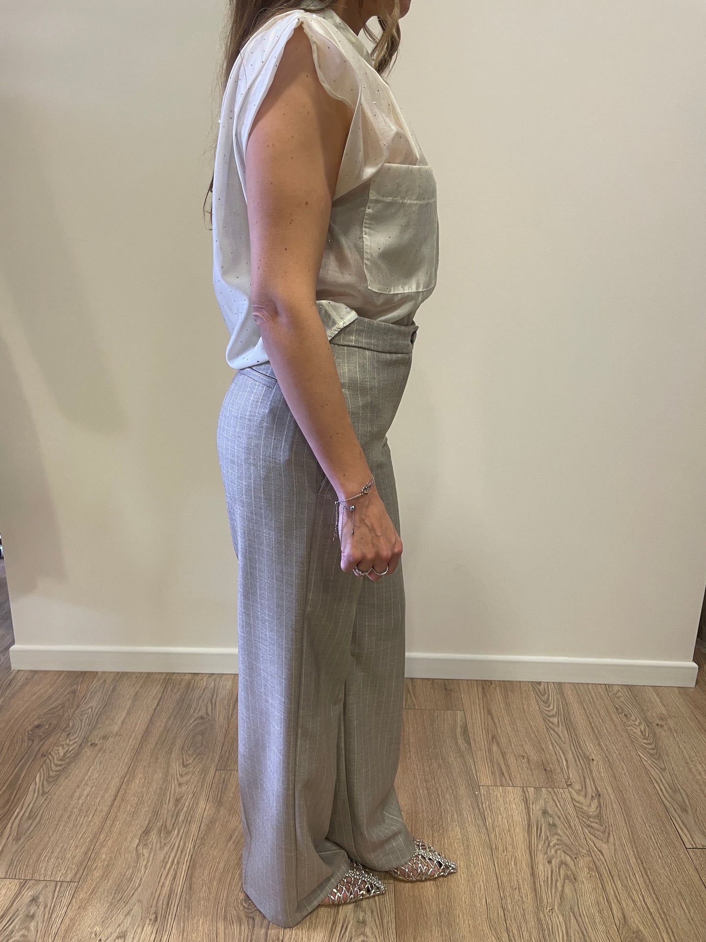 KAOS - Camicia smanicata burro con applicazioni di strass argentati