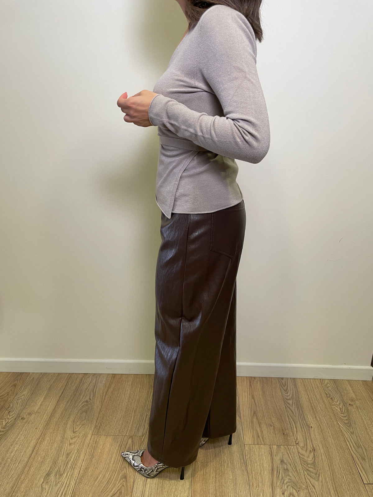 ARVS - Cardigan con laccetto regolabile in misto viscosa color cashmere