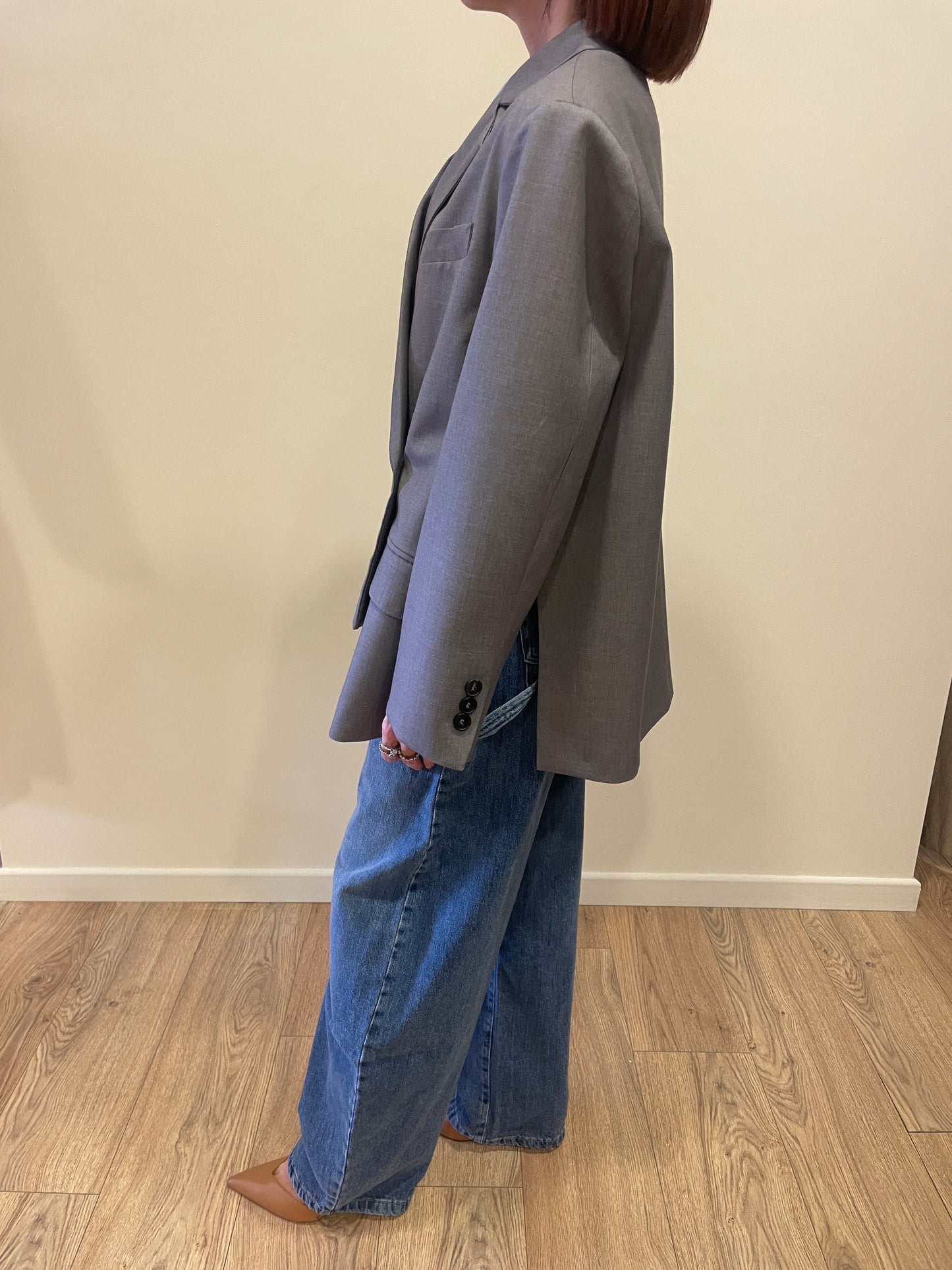 VICOLO - Giacca grigia over con bottone asimmetrico e spacchi laterali