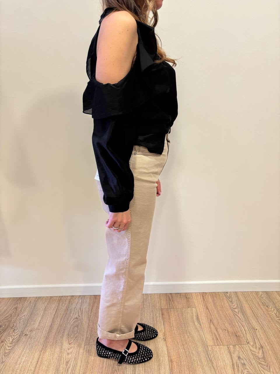 MEME ROAD - Camicia nera con effetto cut out e volant