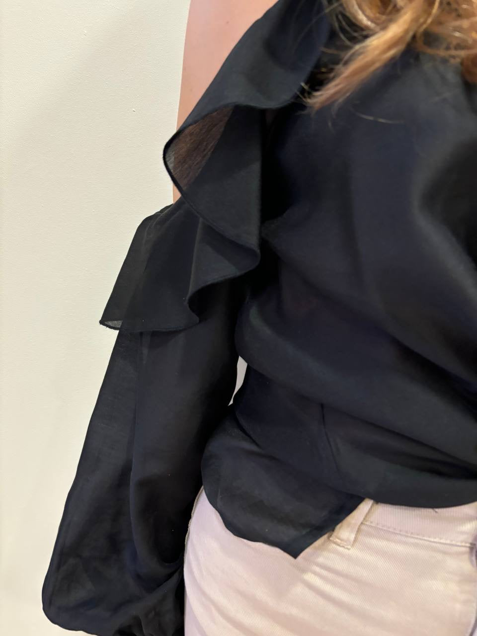 MEME ROAD - Camicia nera con effetto cut out e volant