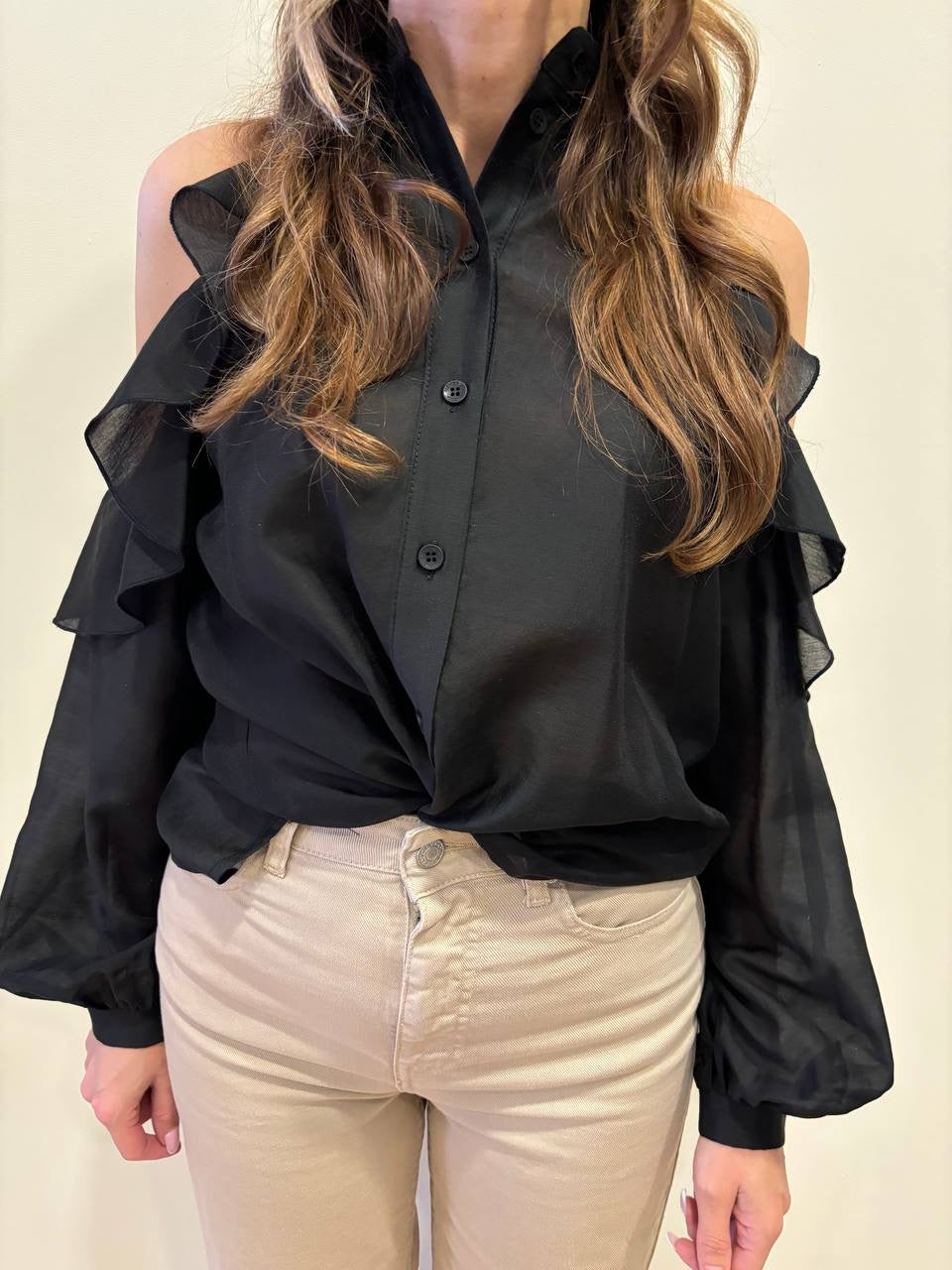 MEME ROAD - Camicia nera con effetto cut out e volant