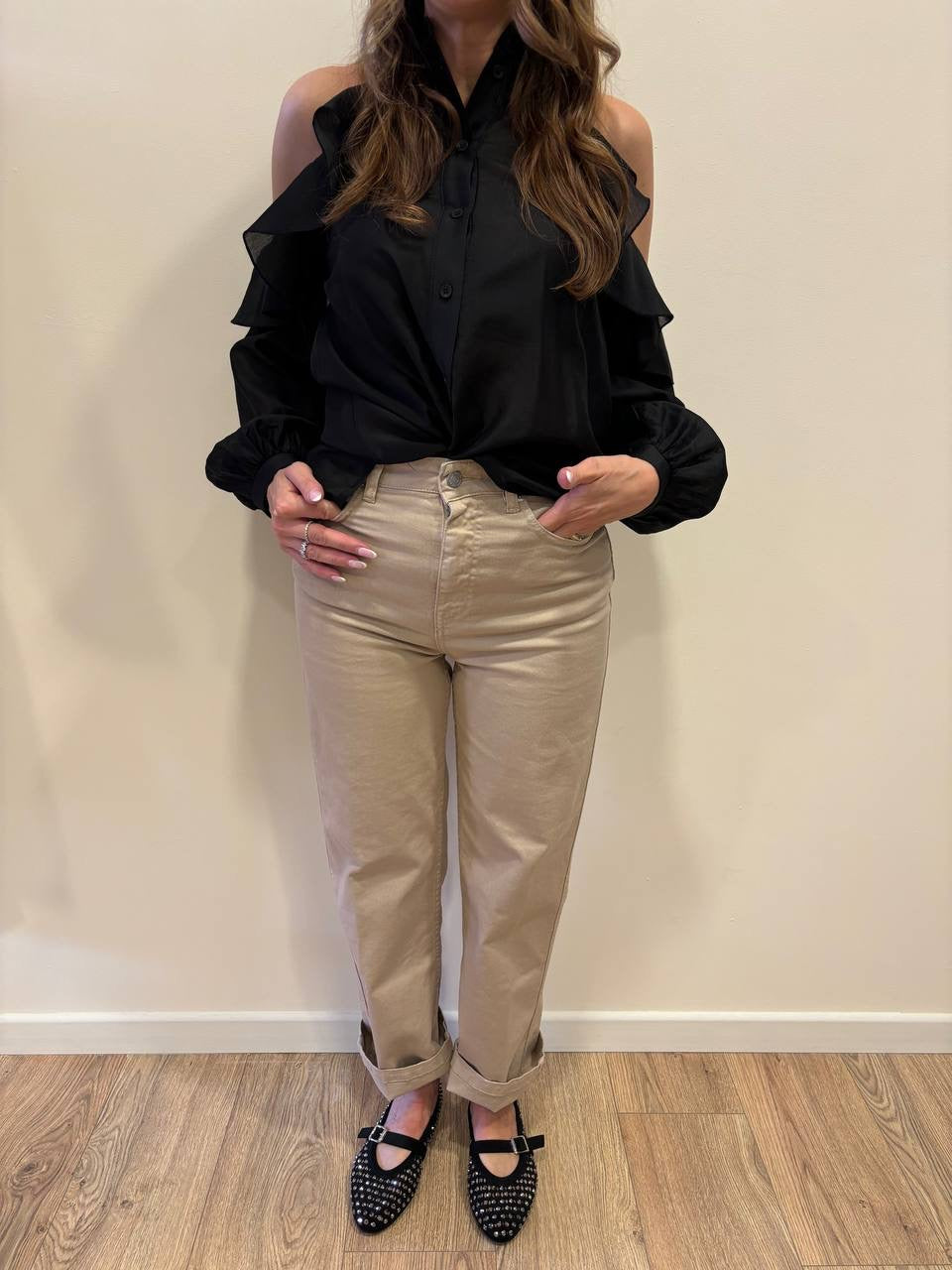 MEME ROAD - Camicia nera con effetto cut out e volant