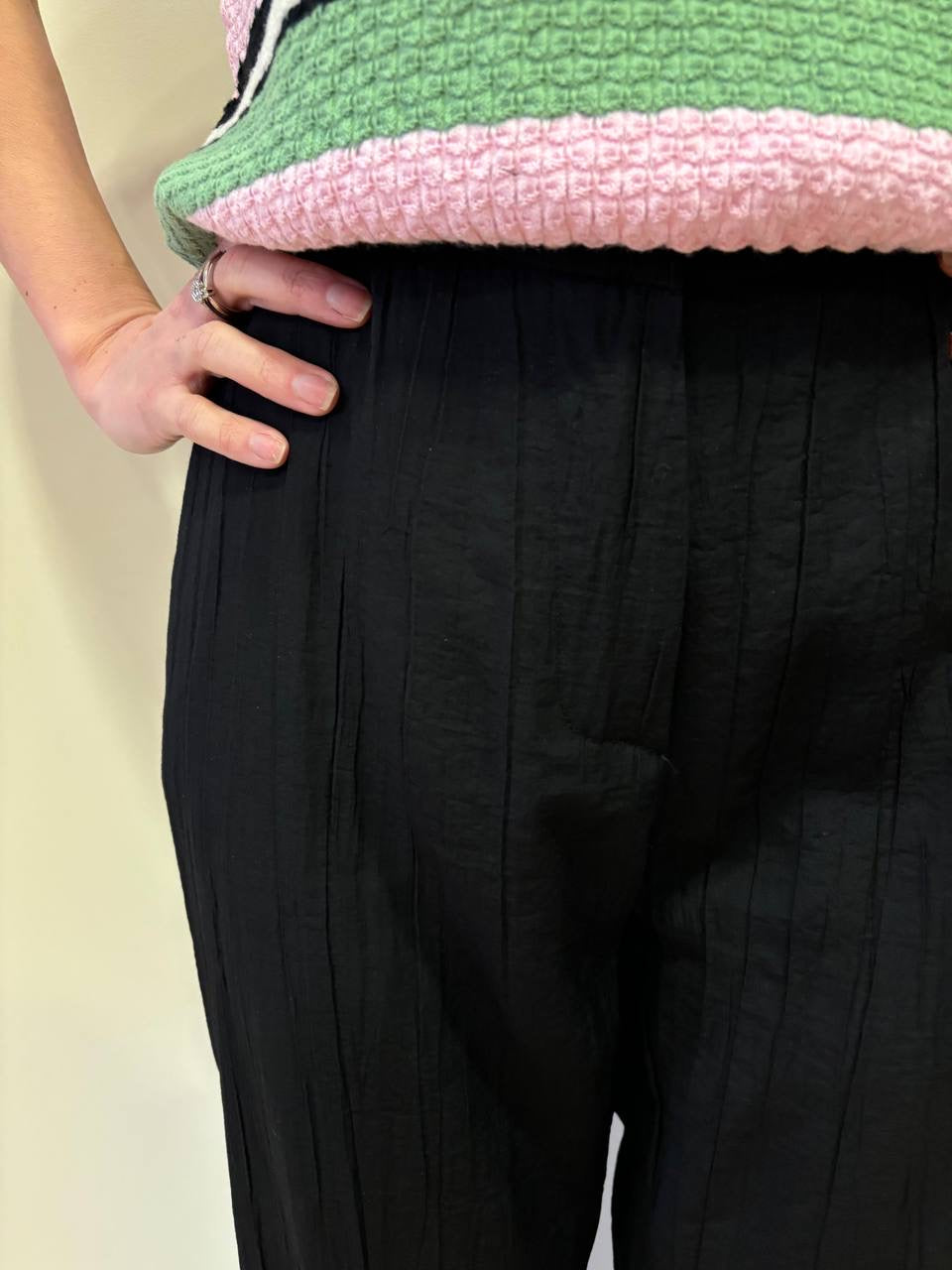 MEME ROAD - Pantalone nero a matita goffrato