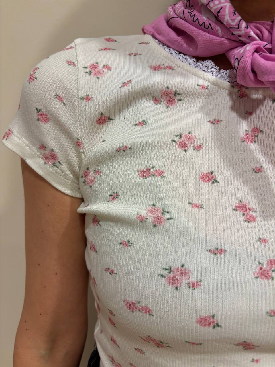 VICOLO - T-shirt a costine con fantasia a fiori - più colori
