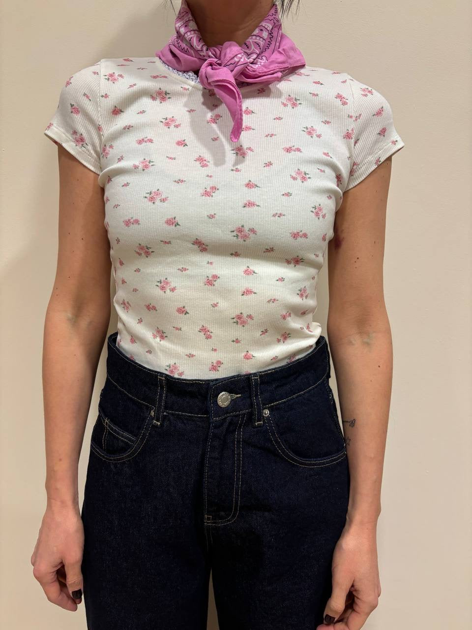 VICOLO - T-shirt a costine con fantasia a fiori - più colori