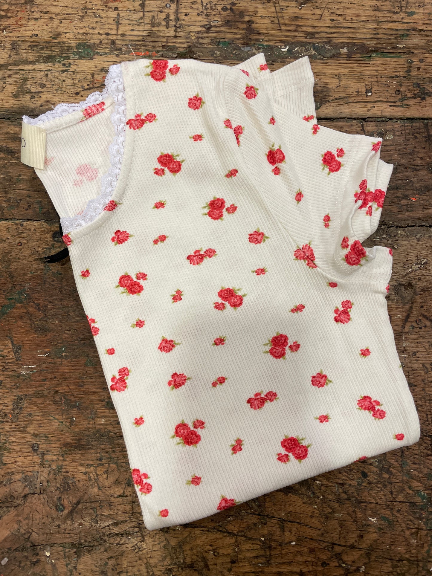 VICOLO - T-shirt a costine con fantasia a fiori - più colori