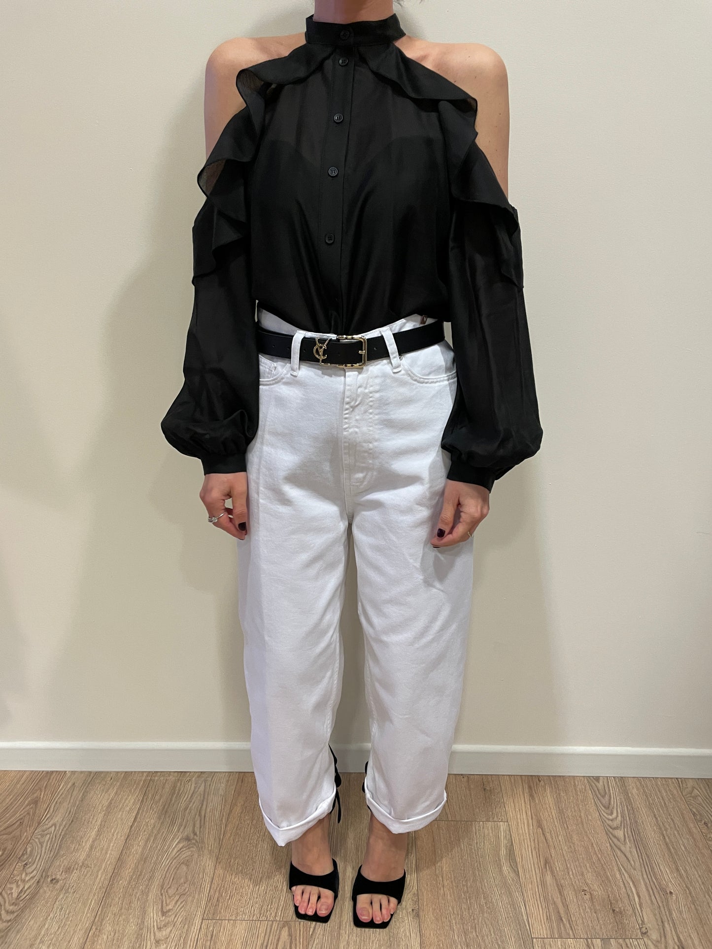 MEME ROAD - Camicia nera con effetto cut out e volant