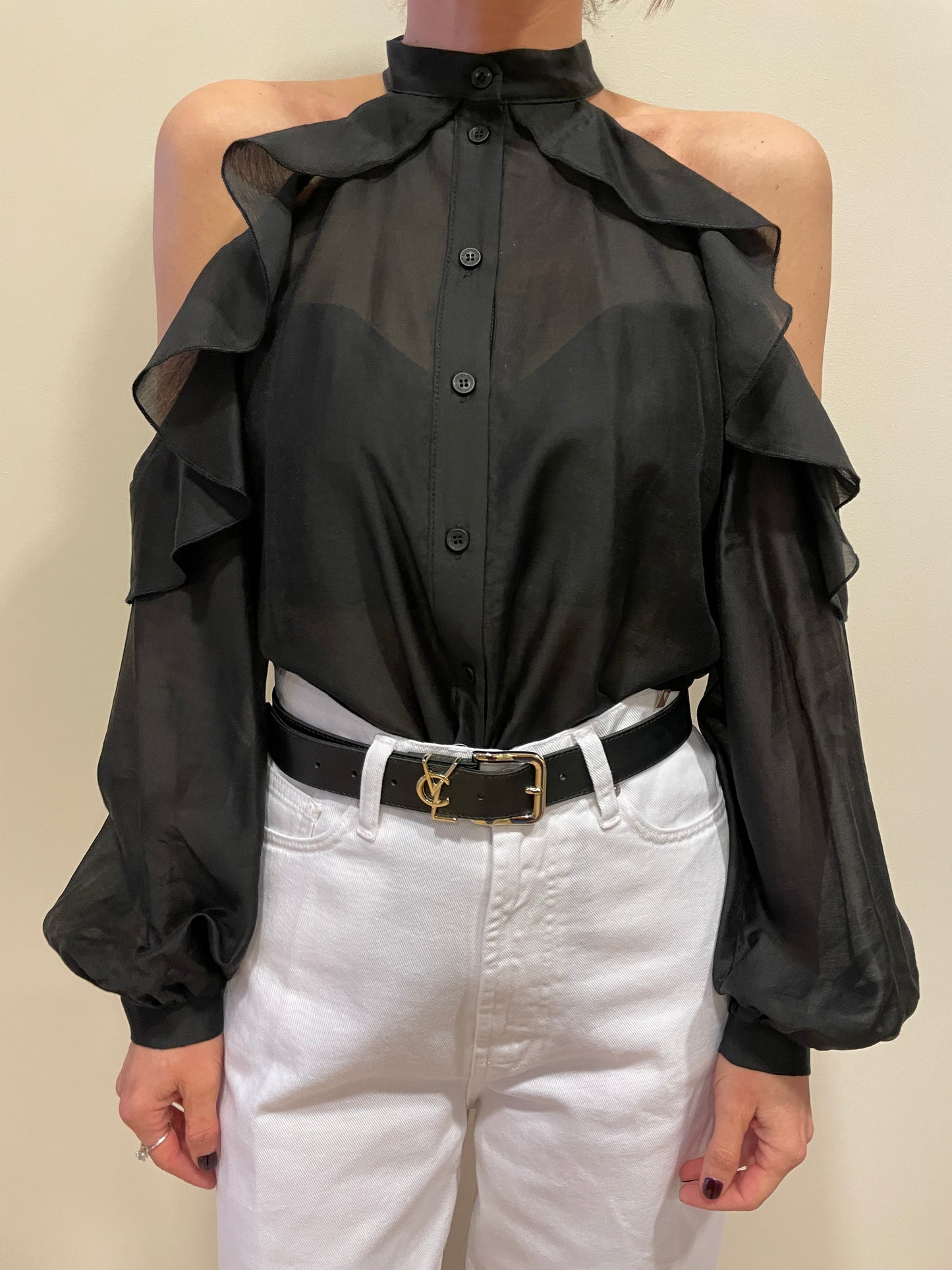 MEME ROAD - Camicia nera con effetto cut out e volant