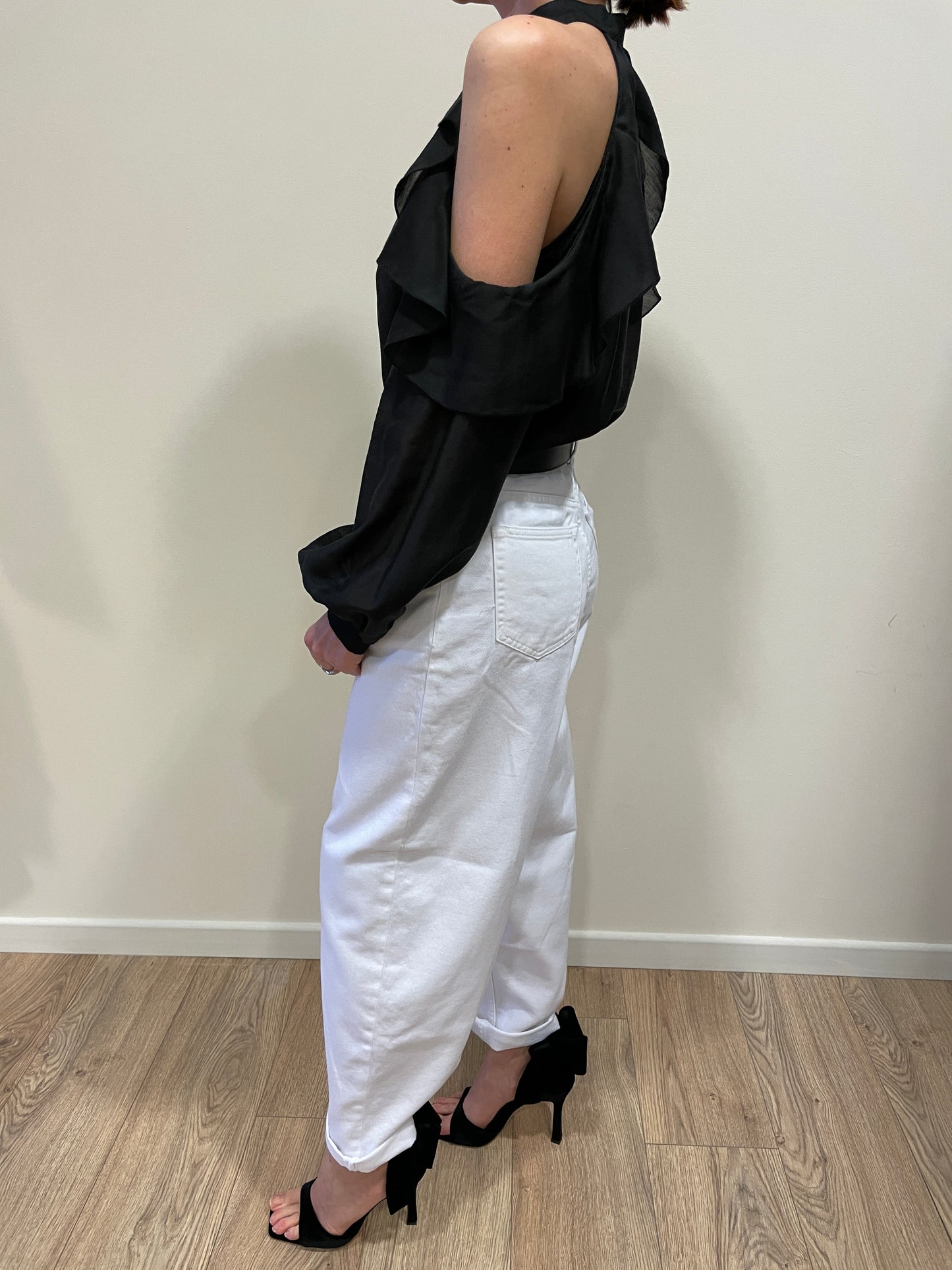 MEME ROAD - Camicia nera con effetto cut out e volant