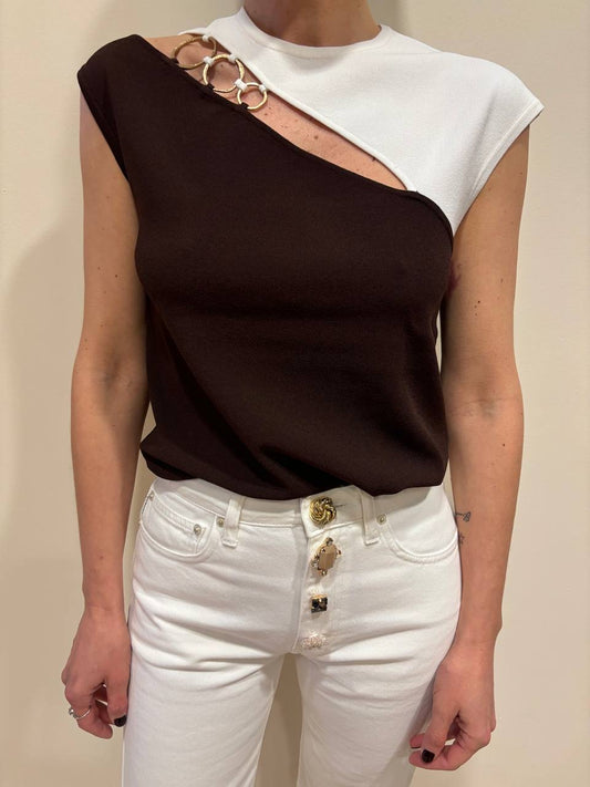 KAOS - Top burro e testa moro con dettaglio cut out e gioiello oro