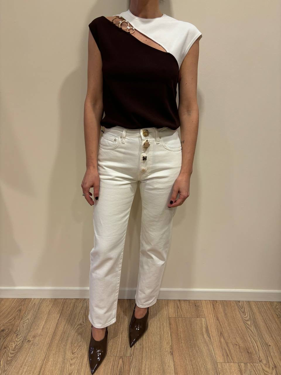 KAOS - Top burro e testa moro con dettaglio cut out e gioiello oro