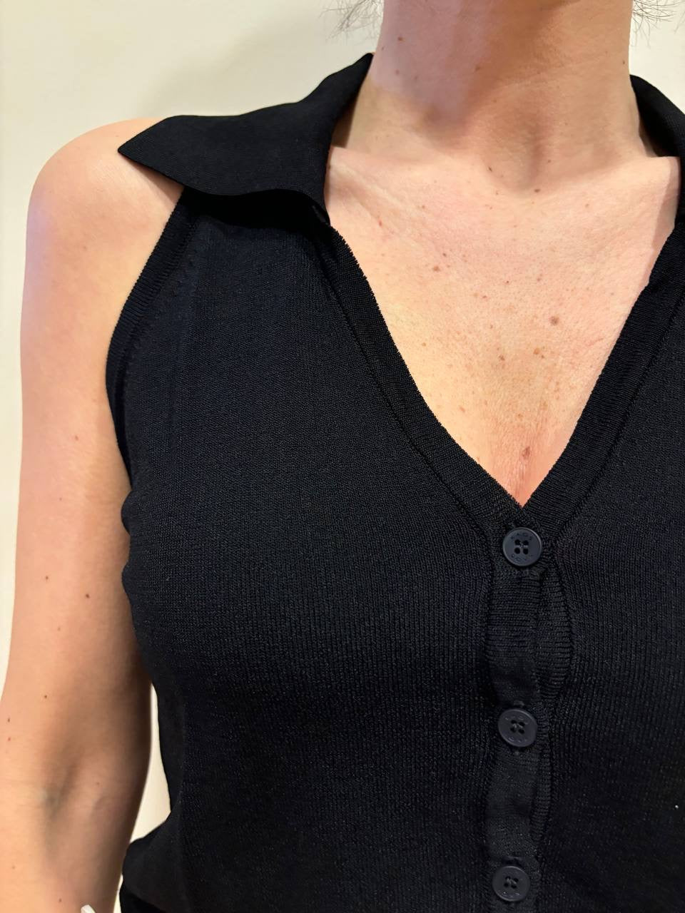 KAOS - Top nero in viscosa pressata con bottoni e colletto