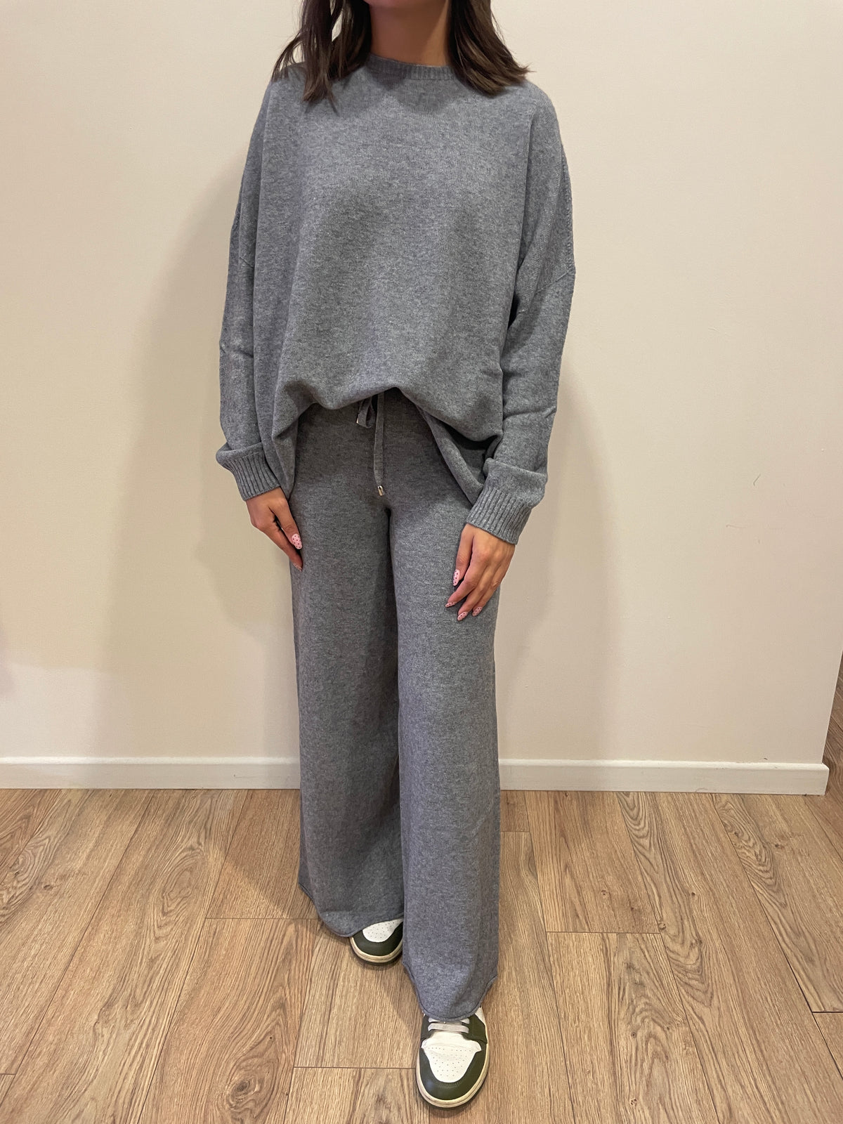 HAVEONE - Completo in misto viscosa con maglia a girocollo e pantalone con elastico e laccetto regolabile in vita color grigio