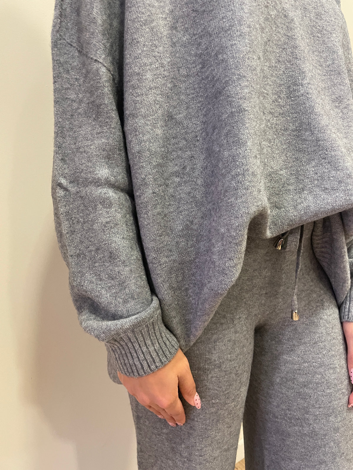 HAVEONE - Completo in misto viscosa con maglia a girocollo e pantalone con elastico e laccetto regolabile in vita color grigio