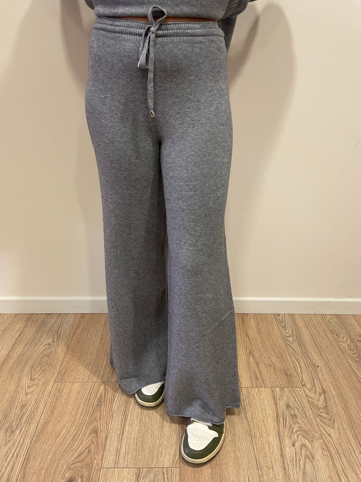 HAVEONE - Completo in misto viscosa con maglia a girocollo e pantalone con elastico e laccetto regolabile in vita color grigio