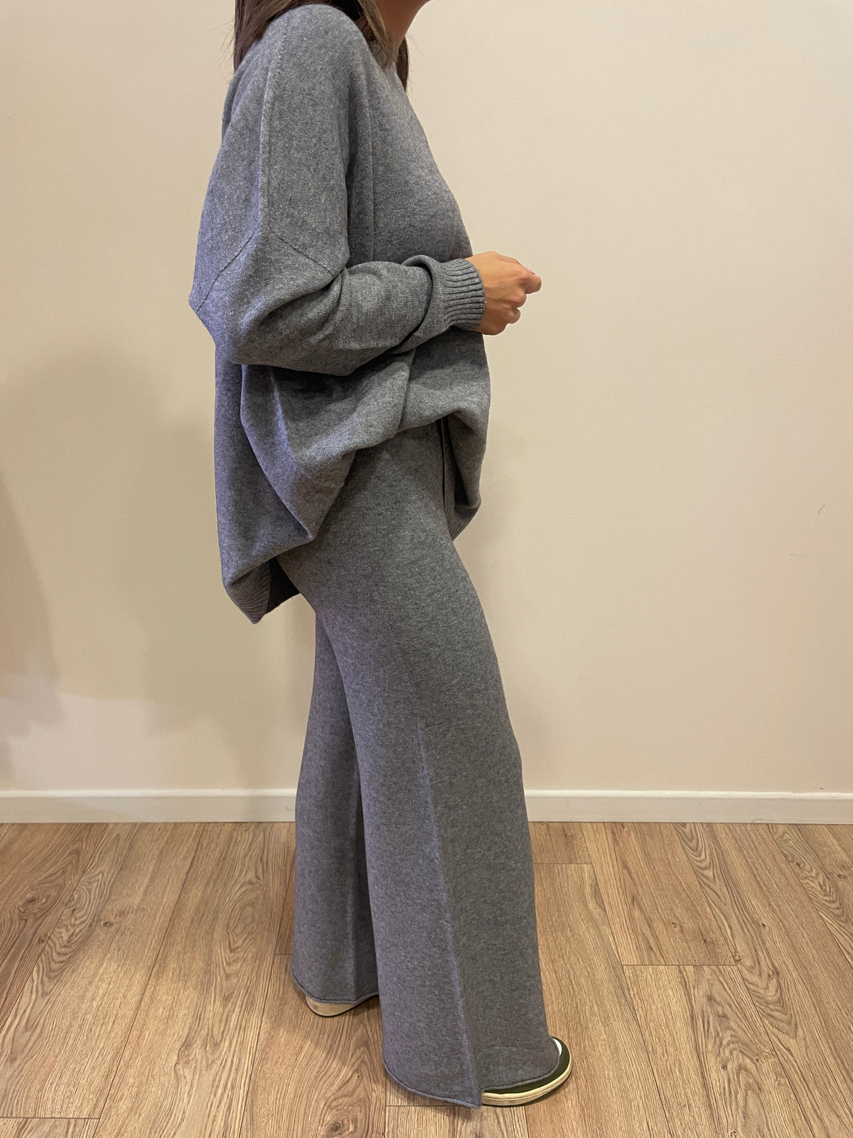 HAVEONE - Completo in misto viscosa con maglia a girocollo e pantalone con elastico e laccetto regolabile in vita color grigio