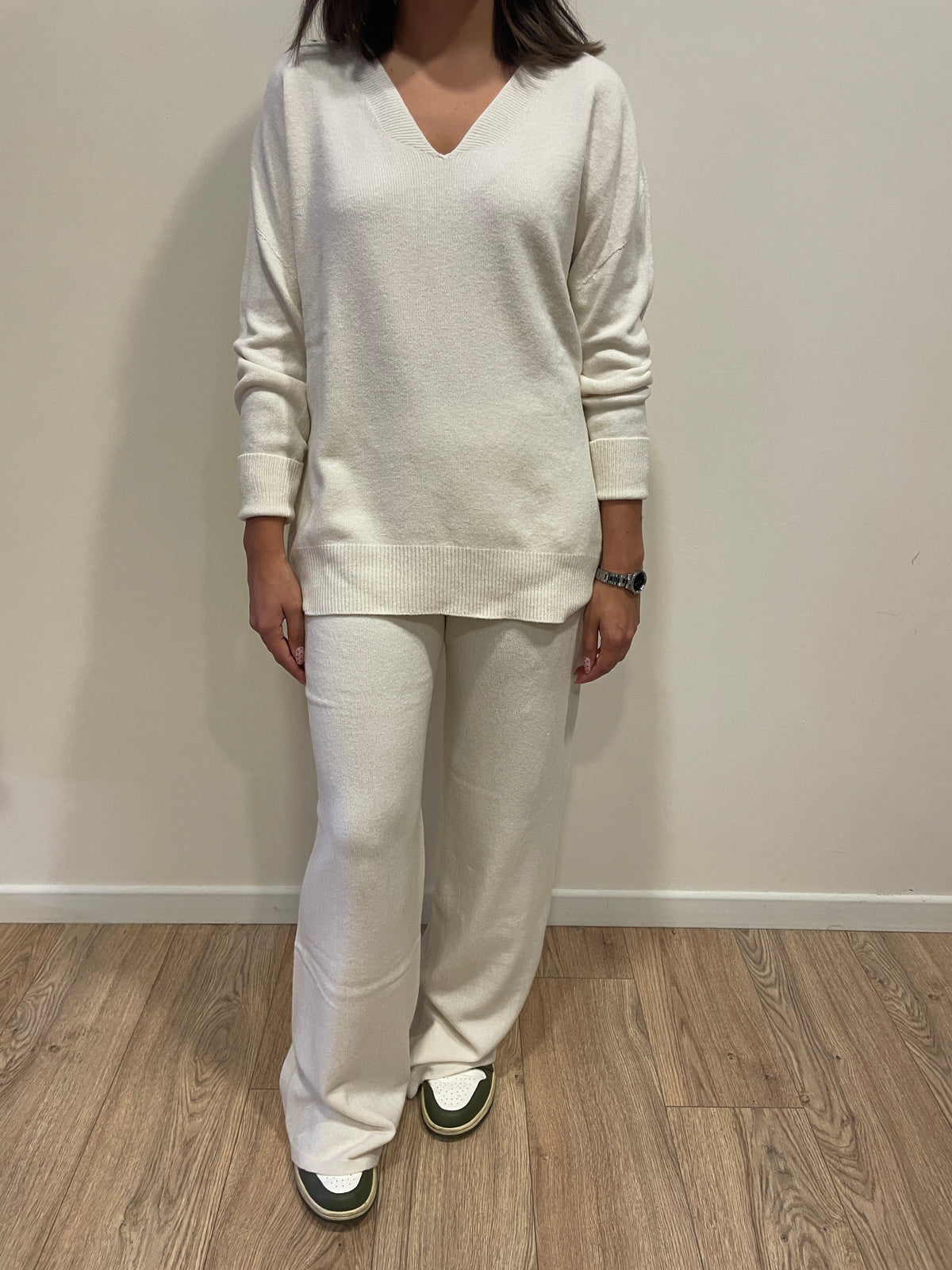 HAVEONE - Completo in misto viscosa con maglia con scollo a V e pantalone con elastico in vita color burro