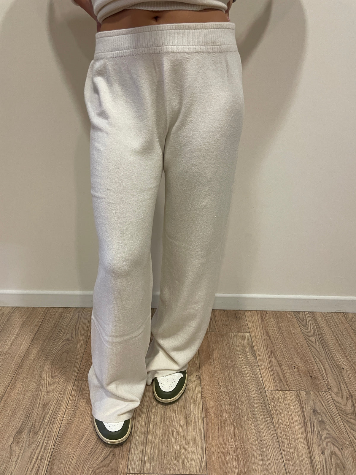 HAVEONE - Completo in misto viscosa con maglia con scollo a V e pantalone con elastico in vita color burro