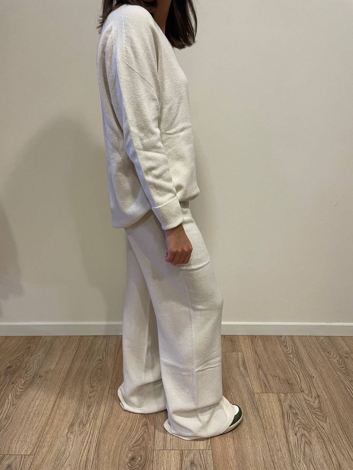 HAVEONE - Completo in misto viscosa con maglia con scollo a V e pantalone con elastico in vita color burro