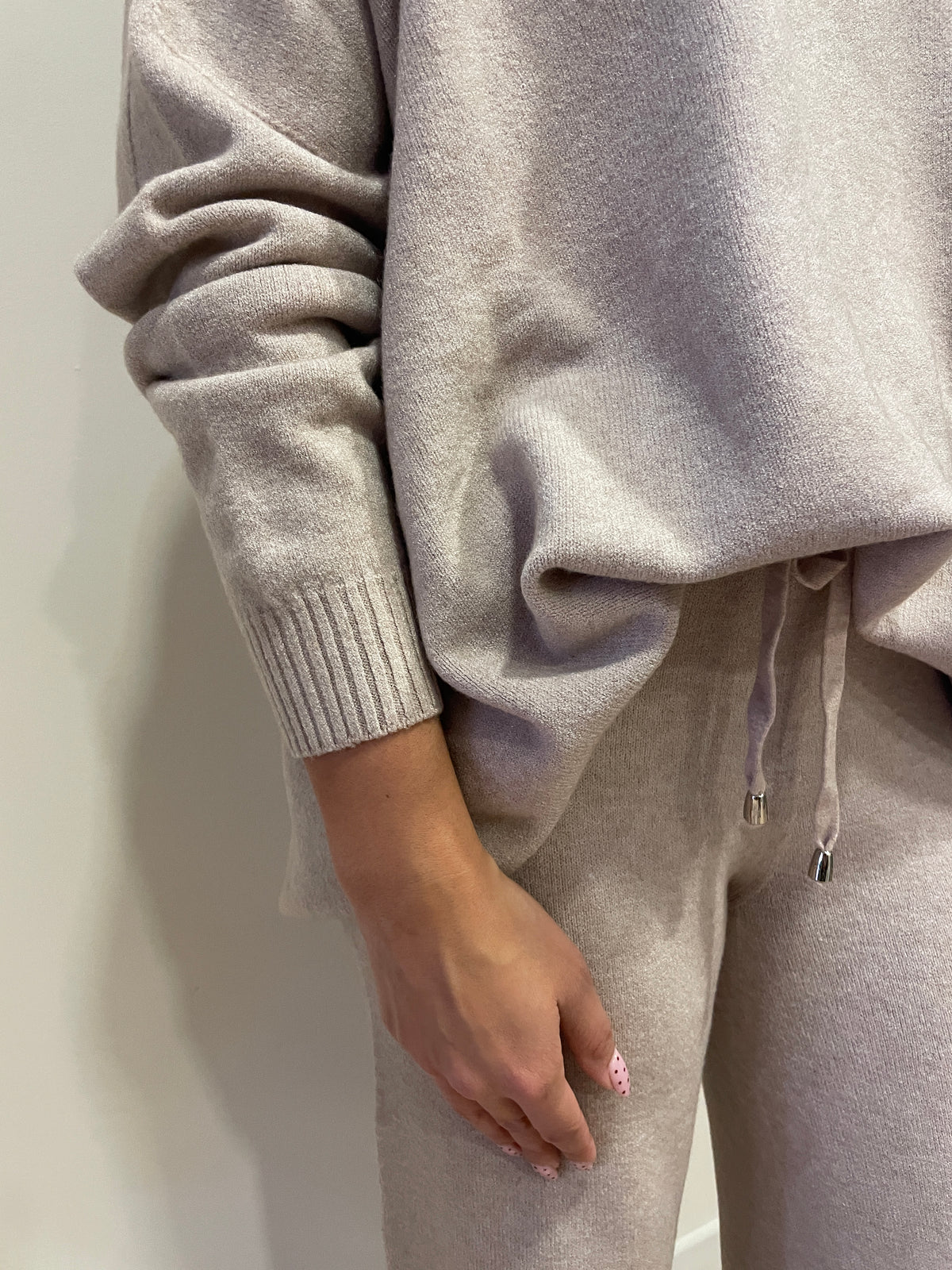 HAVEONE - Completo in misto viscosa con maglia a girocollo e pantalone con elastico e laccetto regolabile in vita color beige