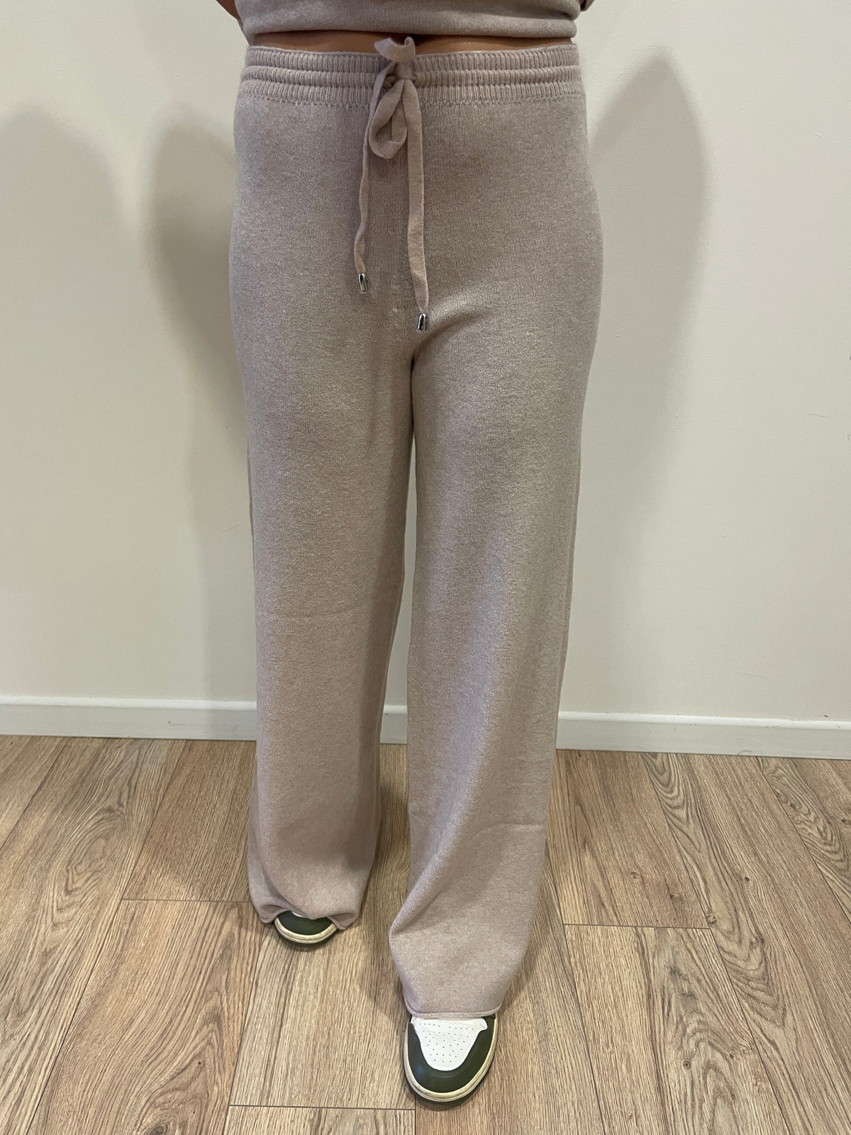 HAVEONE - Completo in misto viscosa con maglia a girocollo e pantalone con elastico e laccetto regolabile in vita color beige