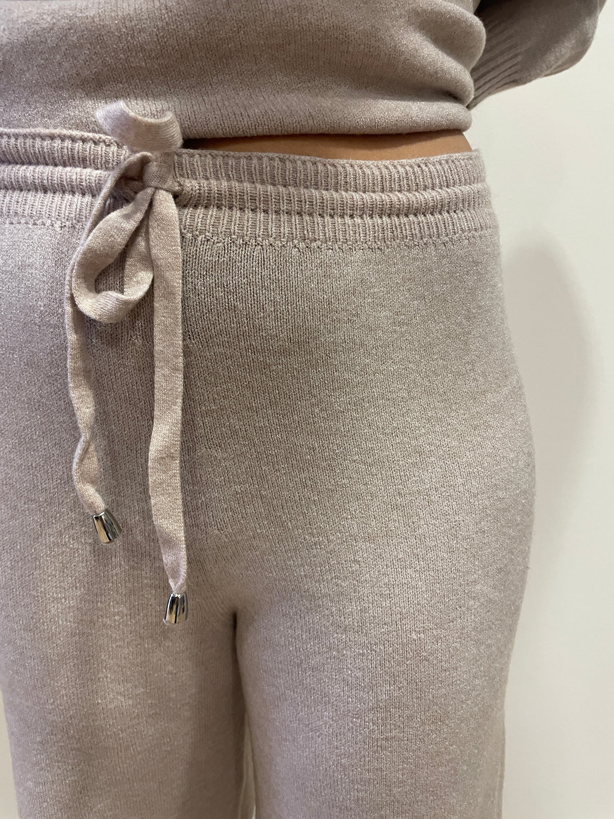 HAVEONE - Completo in misto viscosa con maglia a girocollo e pantalone con elastico e laccetto regolabile in vita color beige