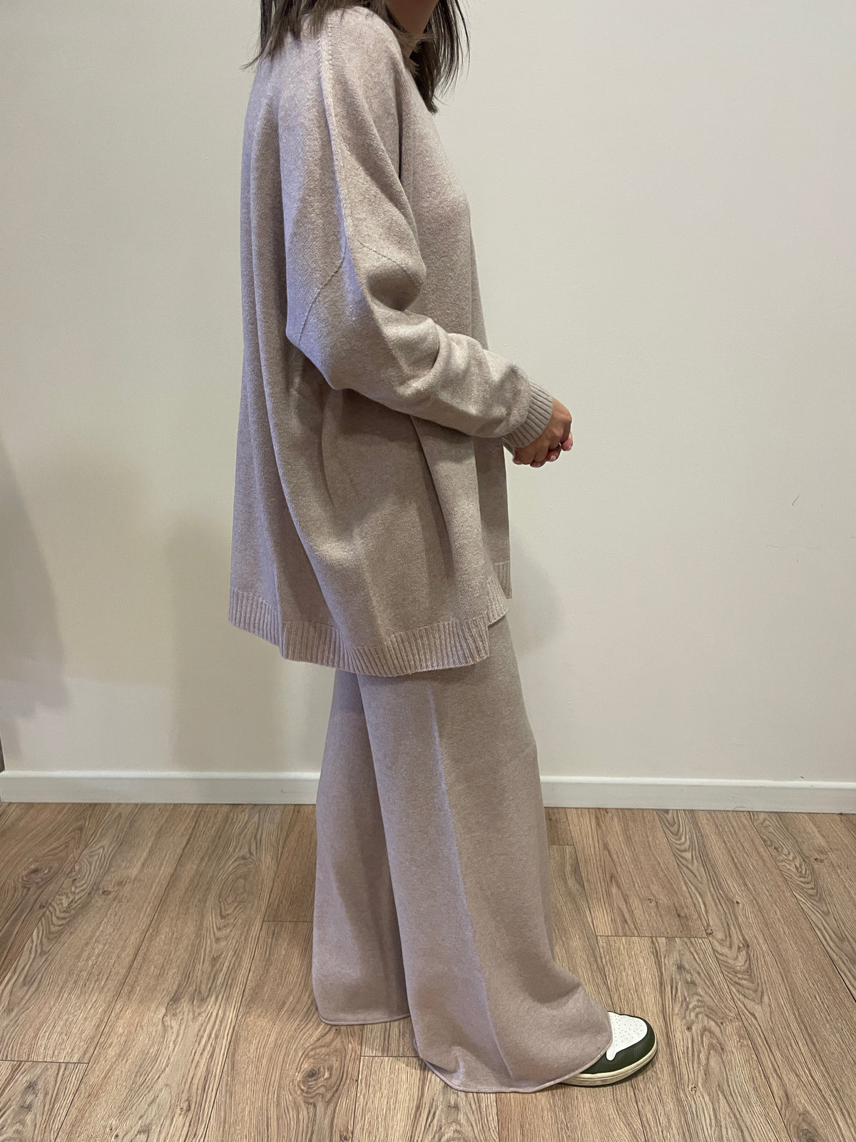 HAVEONE - Completo in misto viscosa con maglia a girocollo e pantalone con elastico e laccetto regolabile in vita color beige