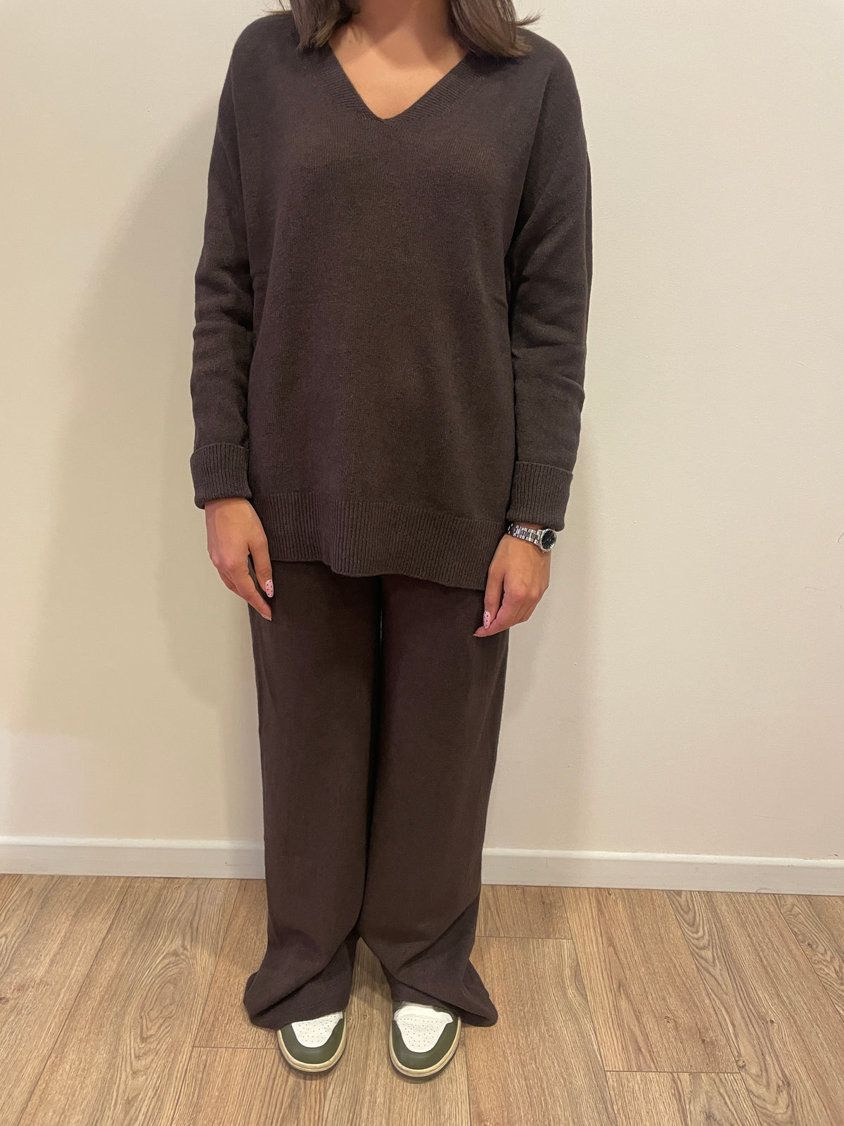 HAVEONE - Completo in misto viscosa con maglia con scollo a V e pantalone con elastico in vita color moro