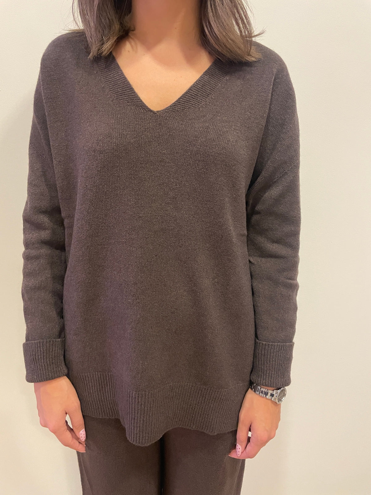 HAVEONE - Completo in misto viscosa con maglia con scollo a V e pantalone con elastico in vita color moro