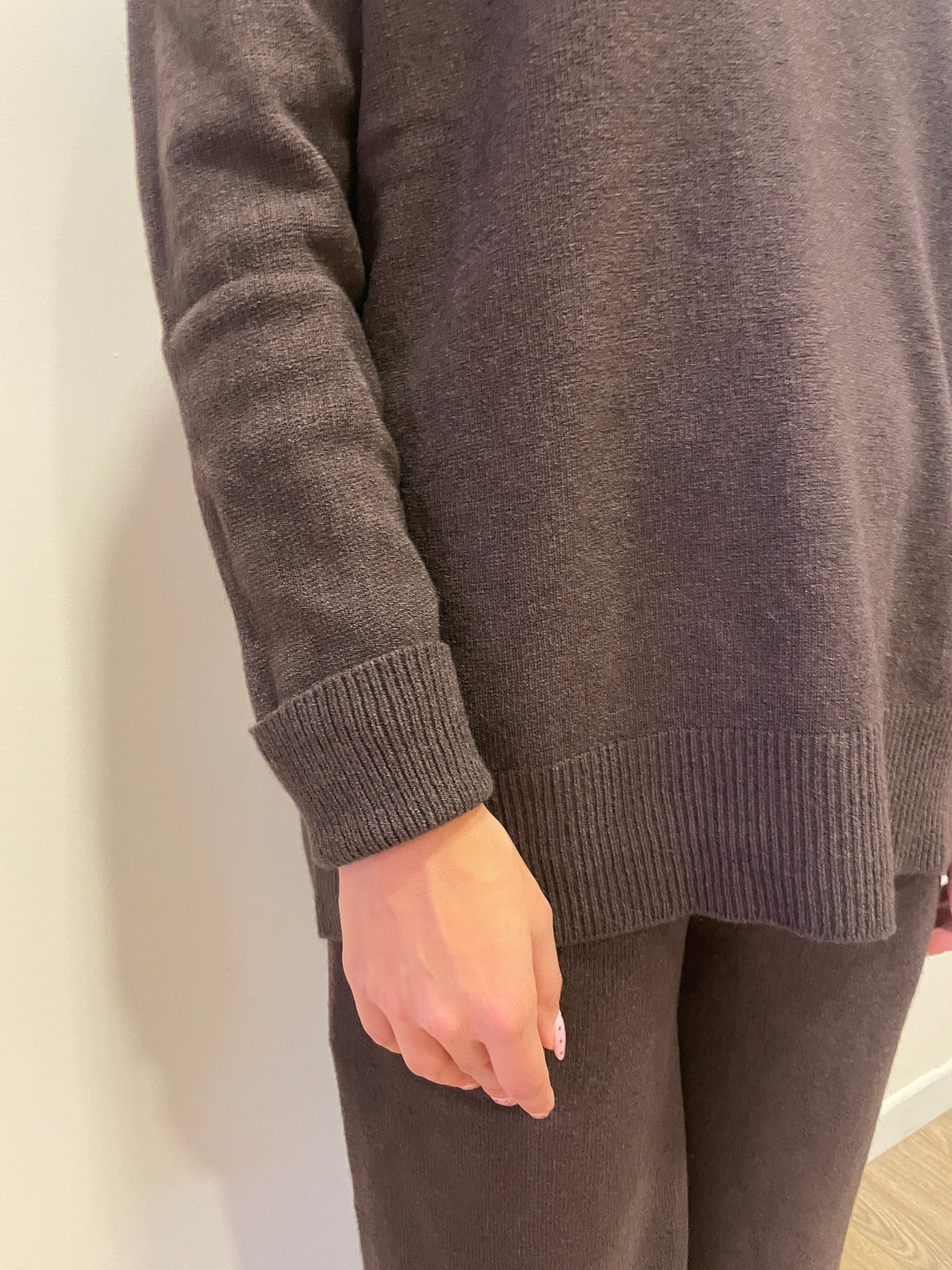 HAVEONE - Completo in misto viscosa con maglia con scollo a V e pantalone con elastico in vita color moro
