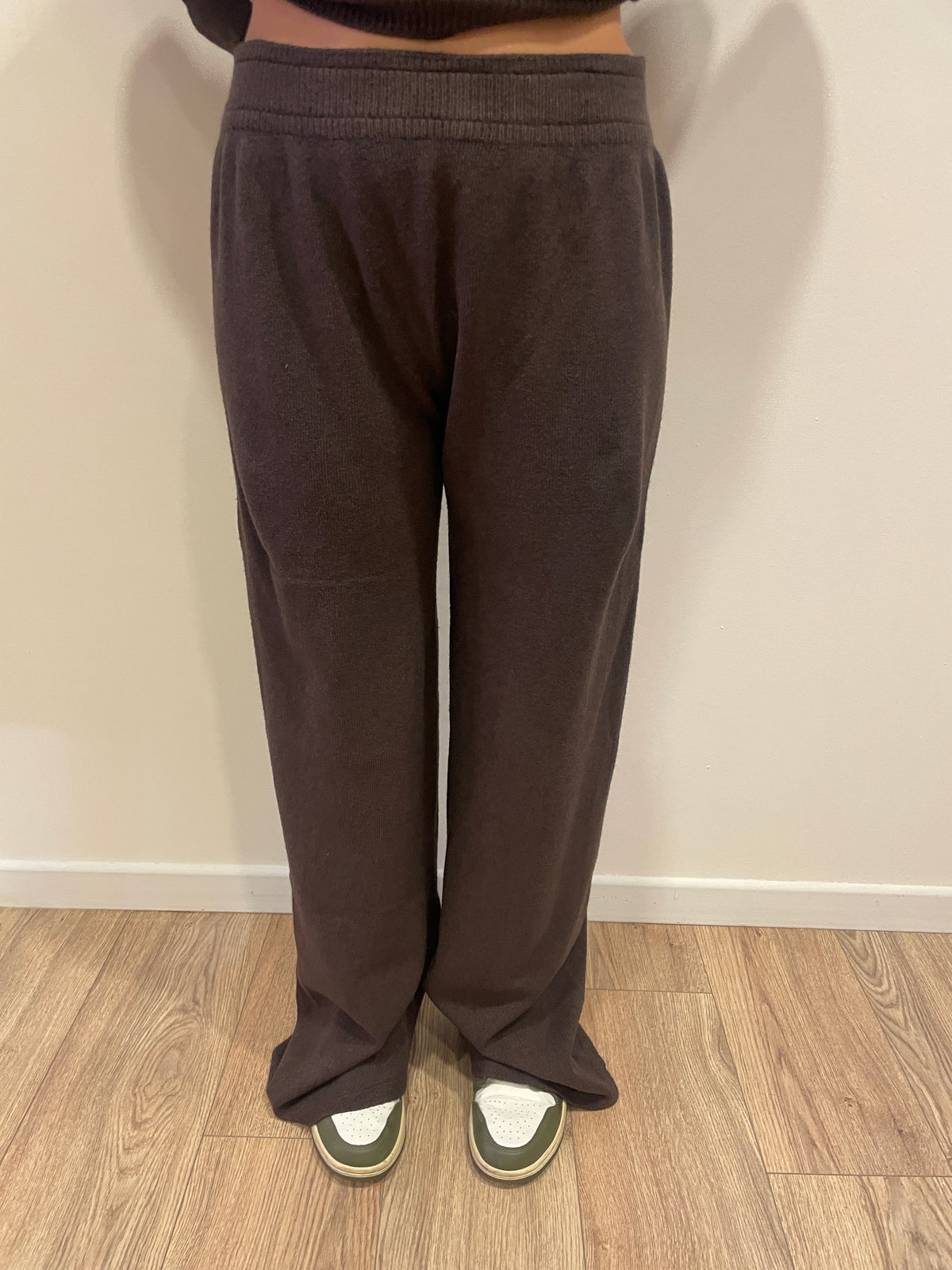 HAVEONE - Completo in misto viscosa con maglia con scollo a V e pantalone con elastico in vita color moro