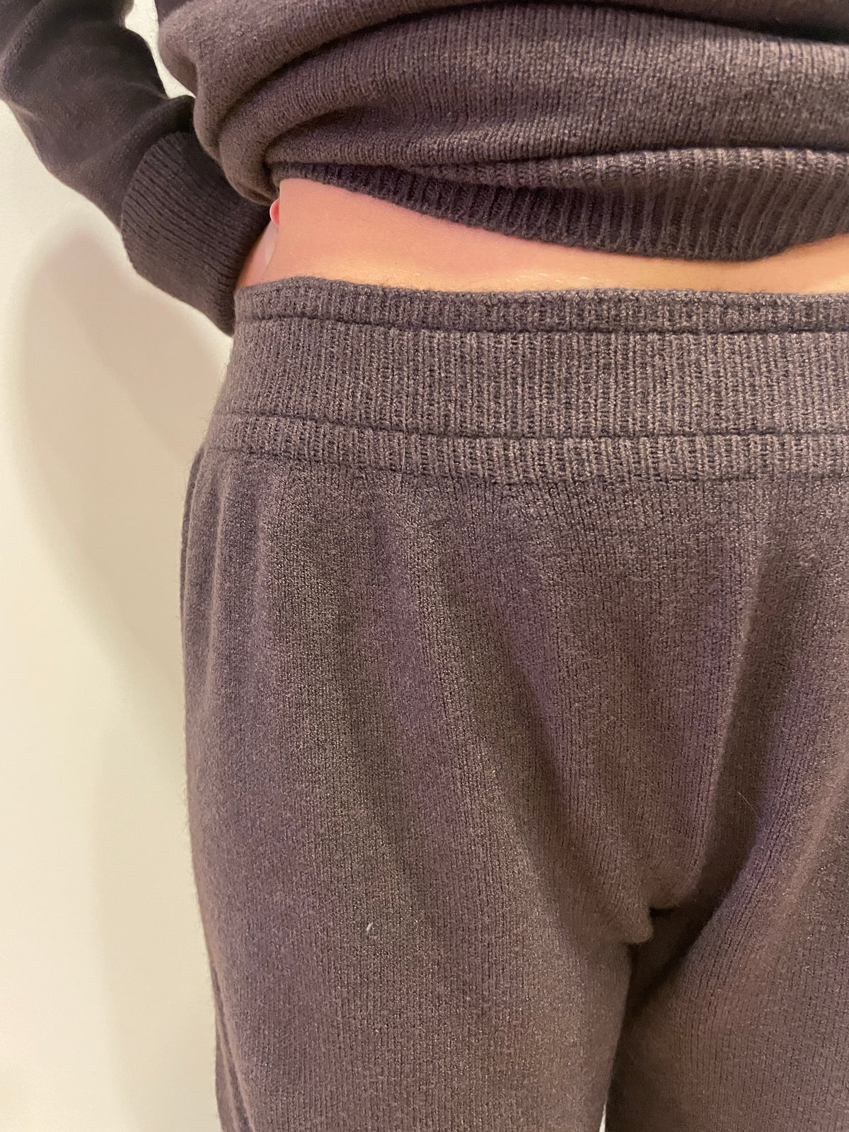 HAVEONE - Completo in misto viscosa con maglia con scollo a V e pantalone con elastico in vita color moro